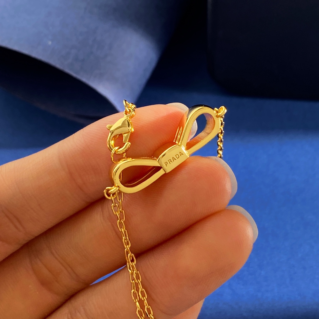 “Korean-Style Gold Butterfly Necklace with Prada-Inspired Design, Brass Material, 5.9g, 2.47cm x 0.7cm” - 图片 6