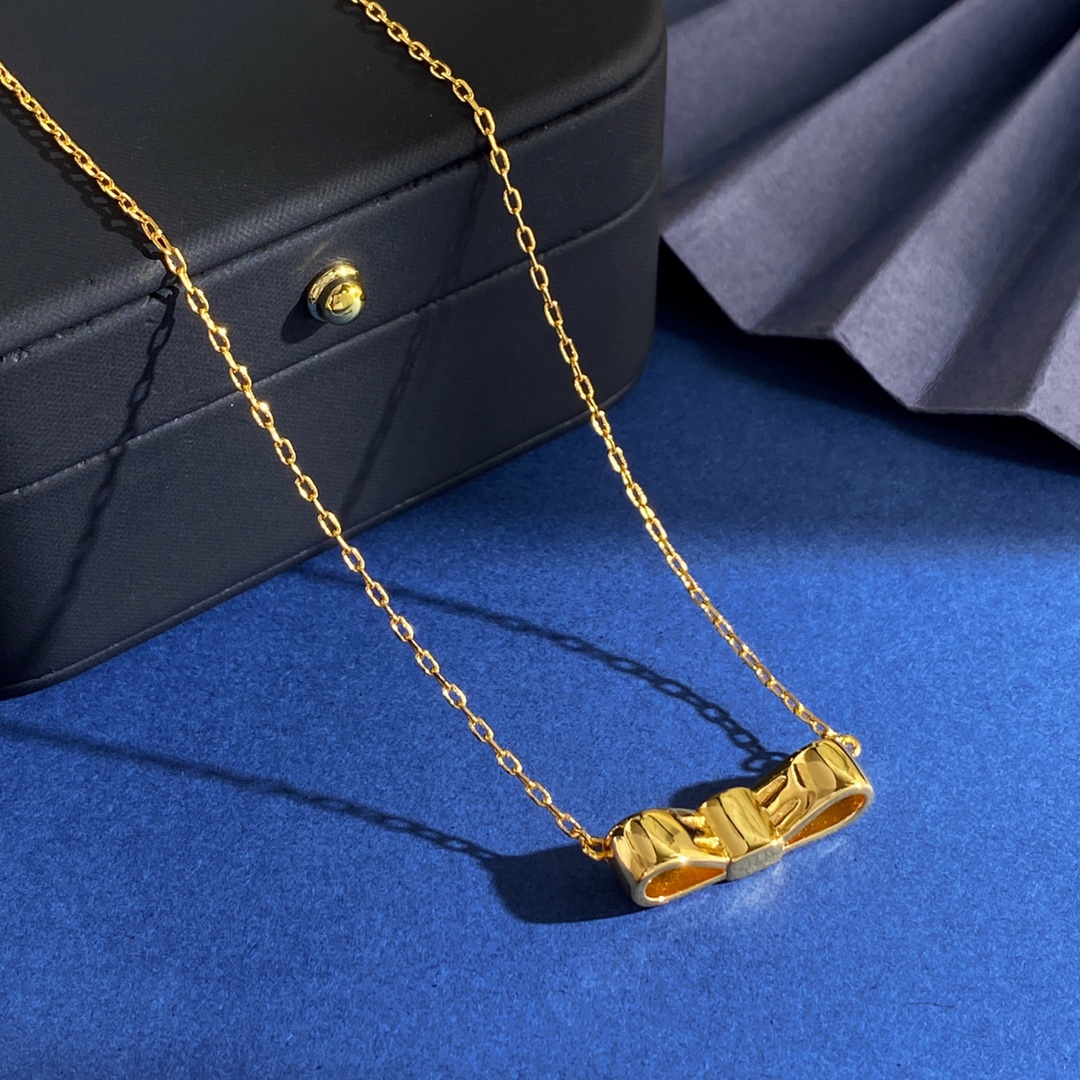 “Korean-Style Gold Butterfly Necklace with Prada-Inspired Design, Brass Material, 5.9g, 2.47cm x 0.7cm” - 图片 3