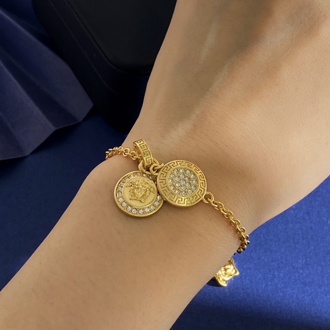 “Versace Medusa Head Brass Bracelets and Necklaces Design Details” - 图片 8