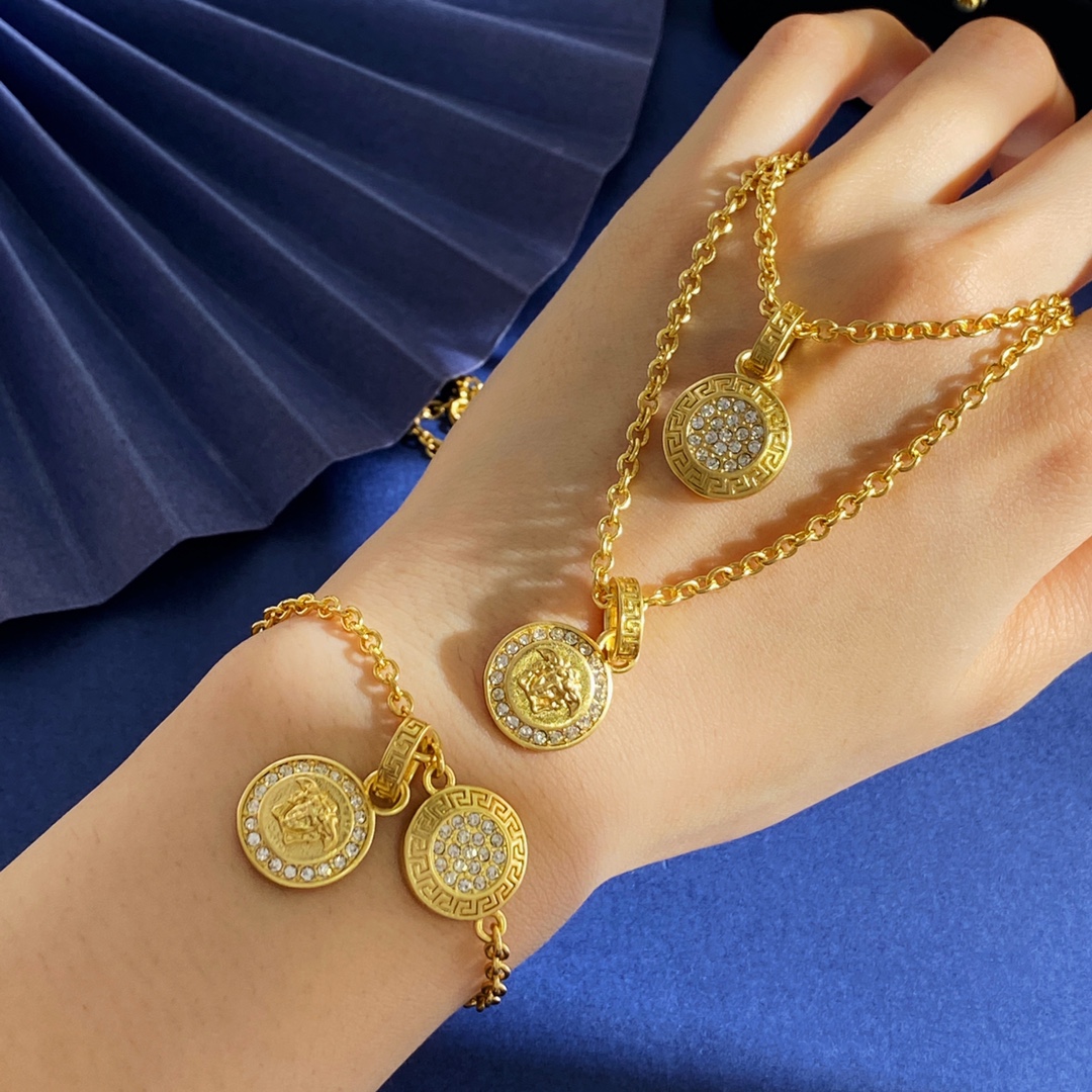 “Versace Medusa Head Brass Bracelets and Necklaces Design Details” - 图片 2
