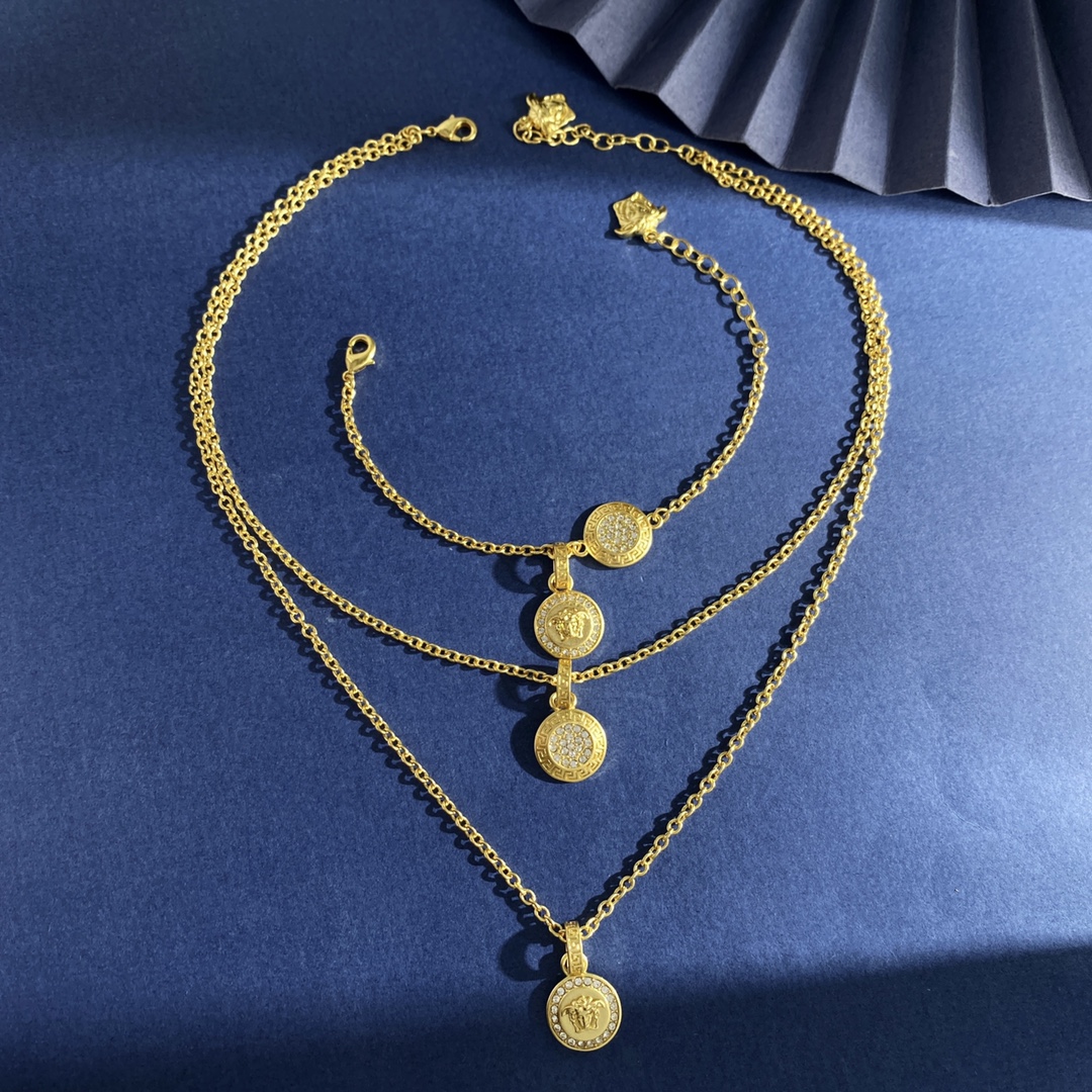 “Versace Medusa Head Brass Bracelets and Necklaces Design Details” - 图片 1