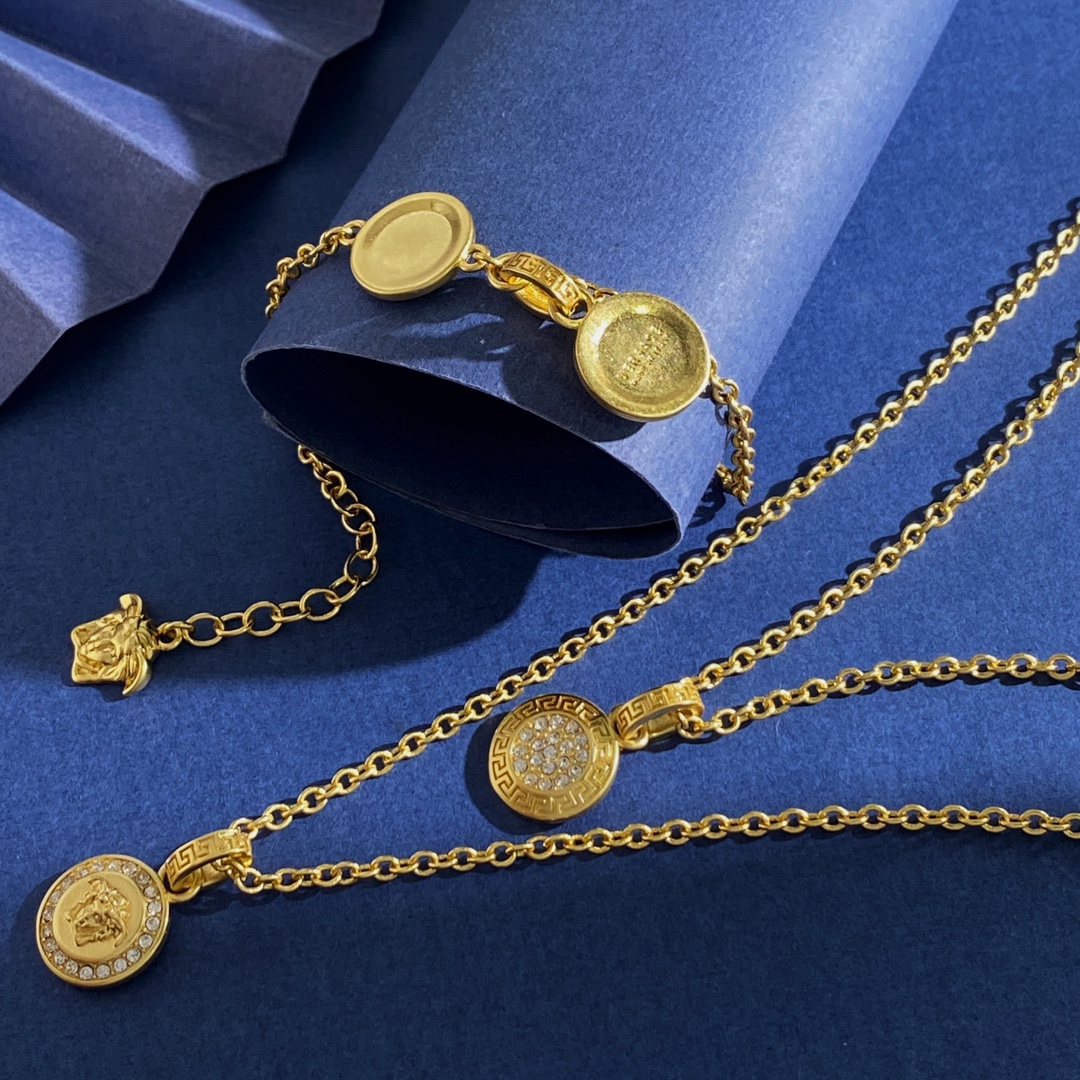 “Versace Medusa Head Brass Bracelets and Necklaces Design Details” - 图片 3