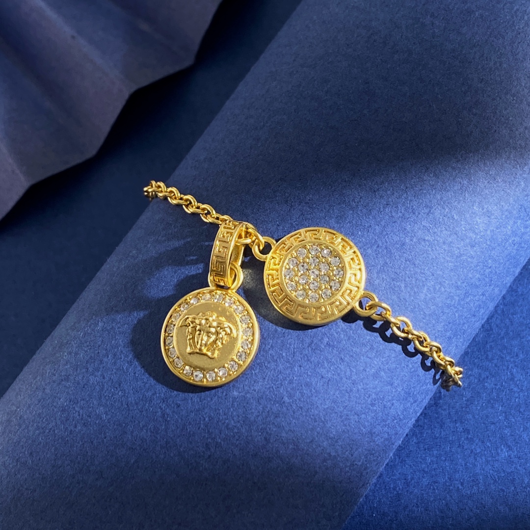 “Versace Medusa Head Brass Bracelets and Necklaces Design Details” - 图片 9