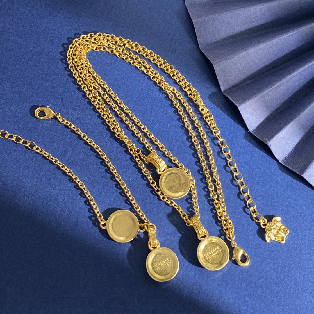 “Versace Medusa Head Brass Bracelets and Necklaces Design Details” - 图片 7