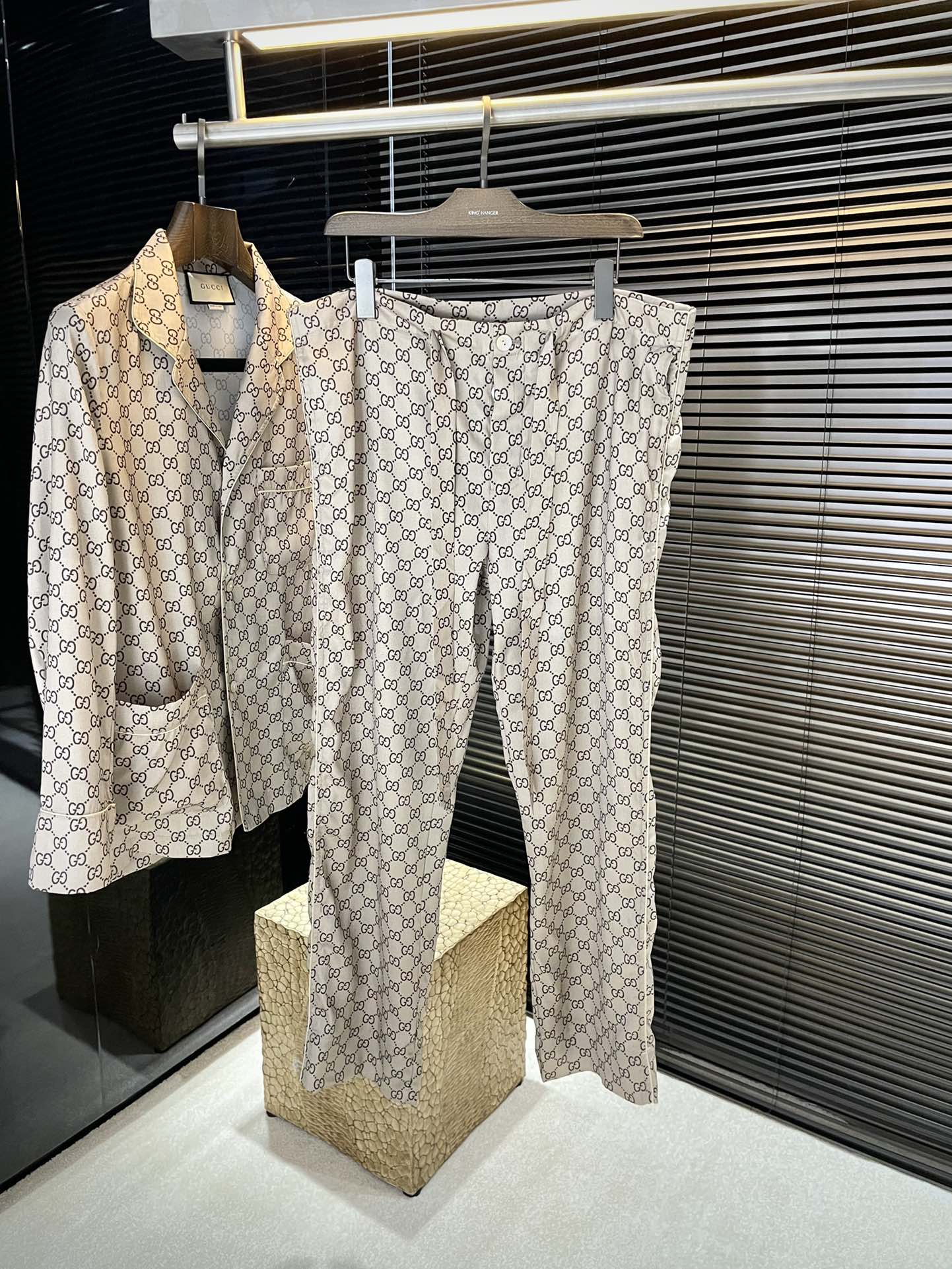 NO:497037,P Gucc (Gucci) summer new GG printed mulberry silk shirt set, this item is from the Gucci Lido series, and the design is inspired by the summer style and beach clubs on the Italian coast. The thick wool twill and classic patterns inspired by the brand collection design make the new jacket look newer, and paired with the same trousers to show a fashionable and modern style. This set is tailored neatly and is made of beige and ebony GG Supreme printed mulberry silk, with exquisite details on the edges. The whole set is very comfortable and soft, and the upper body effect is excellent, highly recommended!  Top size 46 48 50 52 Pants size 46 48 50 52,,gucci,gucci,jackets & coats,shirts,alexander wang19860909P Gucc（古驰）夏季新款GG印花桑蚕丝衬衫套装,这款单品出自Gucci Lido系列,设计灵感源自意大利海岸的夏日风情和海滩俱乐部.以品牌典藏设计为灵感打造的厚毛斜纹棉布和经典图案令新款夹克更显新意,搭配同款长裤,尽展时尚现代风范.这款套装剪裁利落得体,以米色和乌木色GG Supreme印花桑蚕丝打造,镶边滚边更添精美细节.整套面料非常舒适柔软,上身效果超赞,强烈推荐！上衣码数 46 48 50 52 裤子码数 46 48 50 52,,gucci,gucci,jackets & coats,shirts,alexander wang,Men's clothing