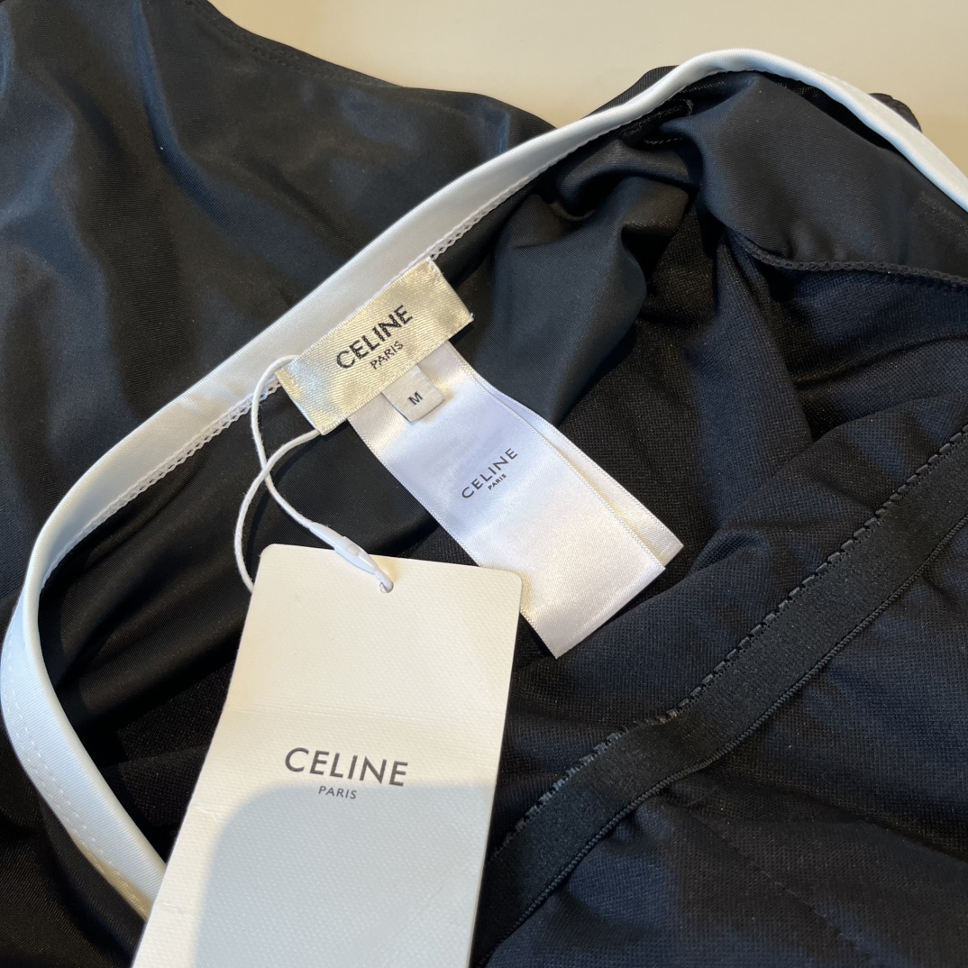 🆕
Celine赛琳新款连体泳衣😍🥰适合多种场景的游泳衣🏊‍♀️海边 游泳池 温泉 水上乐园 漂流都可以