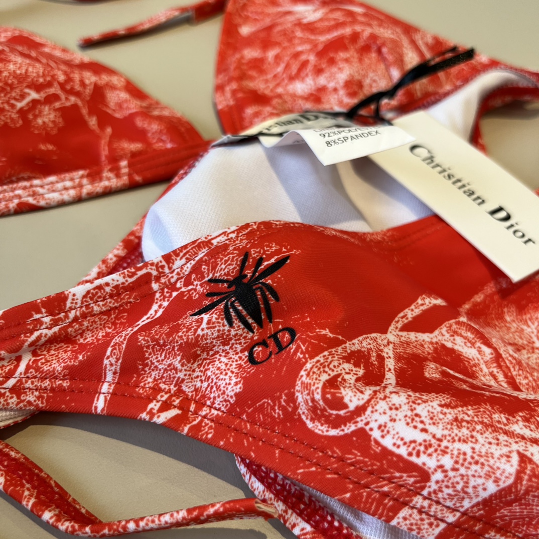 。
Dior迪奥 新款比基尼泳衣👙❤️😍🥰适合多种场景的游泳衣🏊‍♀️海边 游泳池 温泉 水上乐园 漂流