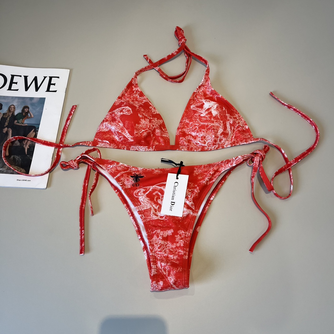 。
Dior迪奥 新款比基尼泳衣👙❤️😍🥰适合多种场景的游泳衣🏊‍♀️海边 游泳池 温泉 水上乐园 漂流
