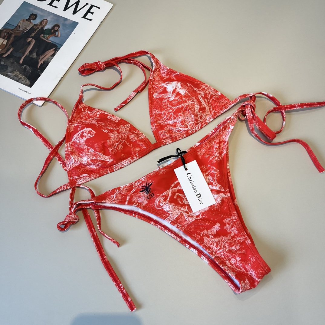 。
Dior迪奥 新款比基尼泳衣👙❤️😍🥰适合多种场景的游泳衣🏊‍♀️海边 游泳池 温泉 水上乐园 漂流