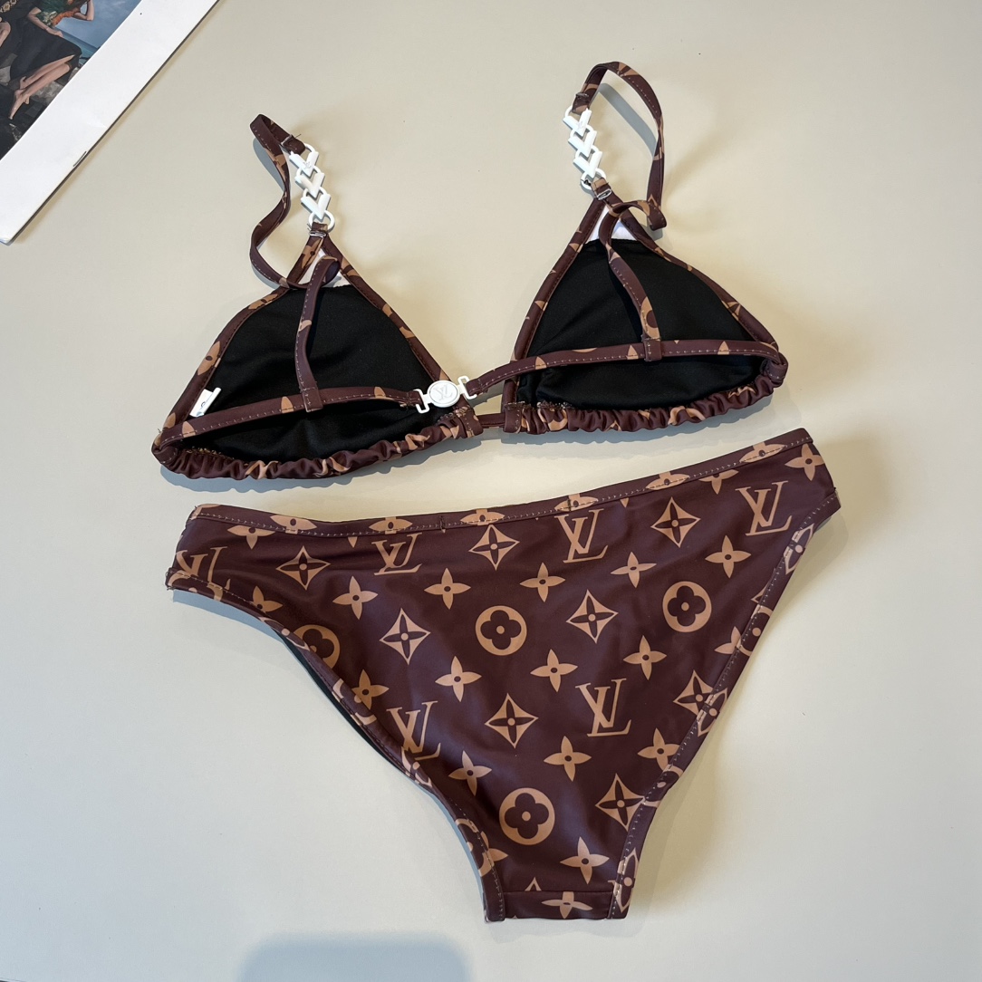 。
LV路易威登 比基尼👙 上身超级棒！同步各大专柜发售，自然而然呈现时尚感！十分减龄，具有年轻活力。 
