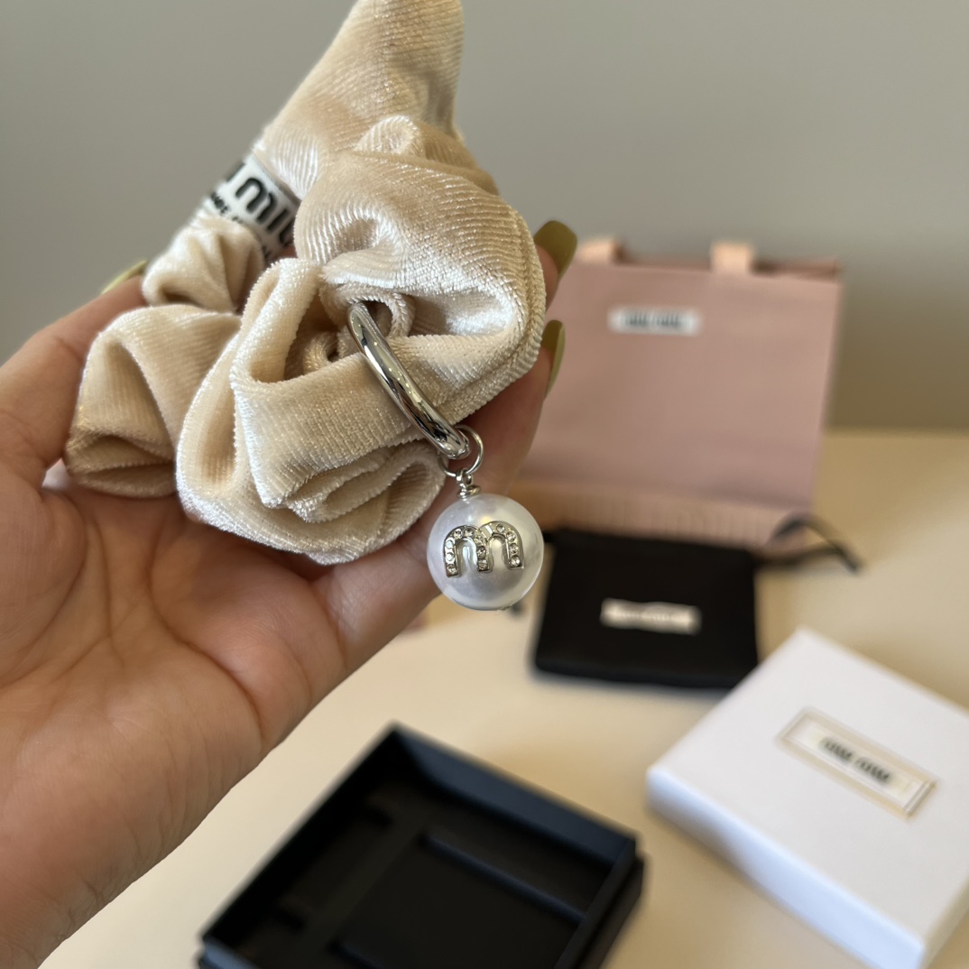 🆕

miumiu缪缪新款发圈