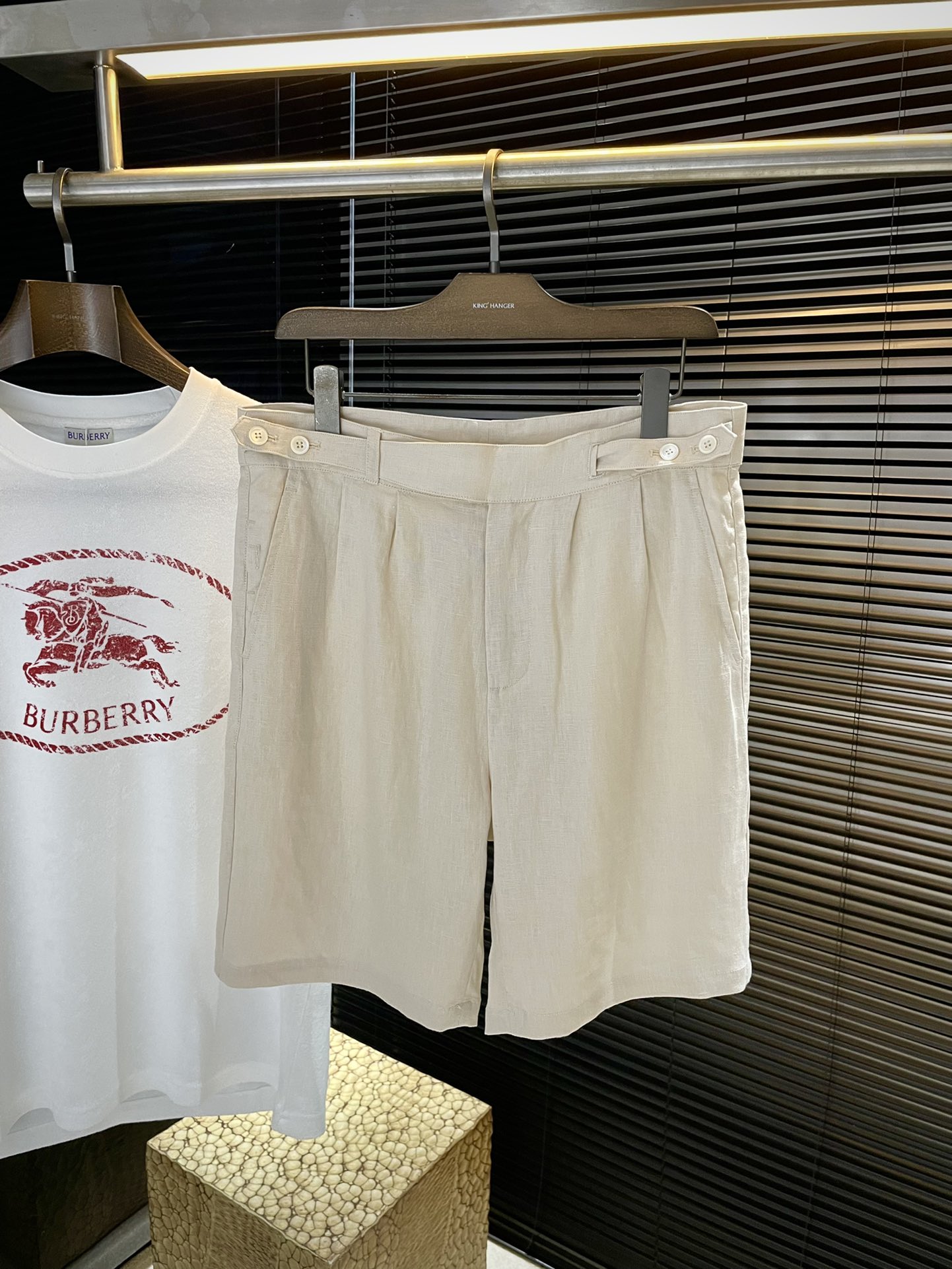 NO:497049,P Z Zegna- (Jegna) new summer linen shorts, these shorts are made of linen fabric, double pleated design, buckles on both sides of the waist, zipper closure design, and shell button design for the two rear pockets. The waist design of the entire shorts is particularly unique and can show their personality. There are 4 colors to choose from, highly recommended!  Color Turtle White Royal Blue Green Number of codes S M L XL 2XL 3XL,,zegna,shorts,alexander wang19860909P Z Zegna-（杰尼亚）夏季新款亚麻短裤,这款短裤采用亚麻面料制作而成,双褶裥设计,腰头两侧配有搭扣,拉链开合设计,两后袋配有贝壳式纽扣设计,整款短裤腰头设计特别独特,能够彰显个性,有4个颜色可供挑选,强烈推荐！颜色 麻色 白色 宝蓝色 绿色 码数 S M L XL 2XL 3XL,,zegna,shorts,alexander wang,Men's clothing