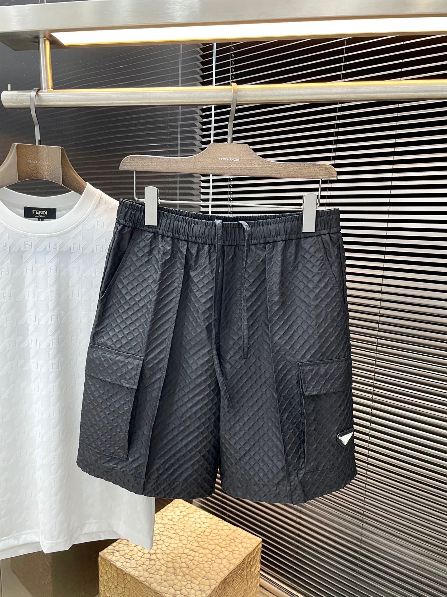 NO:497056,P PRADA- (Prada) new spring and summer style, the latest casual shorts. The original pants are casual and versatile, casual and lazy, high-end custom imported concave and concave twill nylon fabric, custom craftsmanship, and full of comfort. High-end and atmospheric, does the summer taste have? First choice. Number of codes M1 XXXL purchasing level...,,prada,prada,shorts,alexander wang19860909P  PRADA-（普拉达）春夏季新款,最新休闲短裤.原版裤型上身休闲百搭、随性慵懒范,高级定制进口凹凸斜纹尼龙面料,订制工艺 舒适感爆棚.高端大气,夏天的味道有没有,首选 .码数 M一XXXL代购级别……,,prada,prada,shorts,alexander wang,Men's clothing