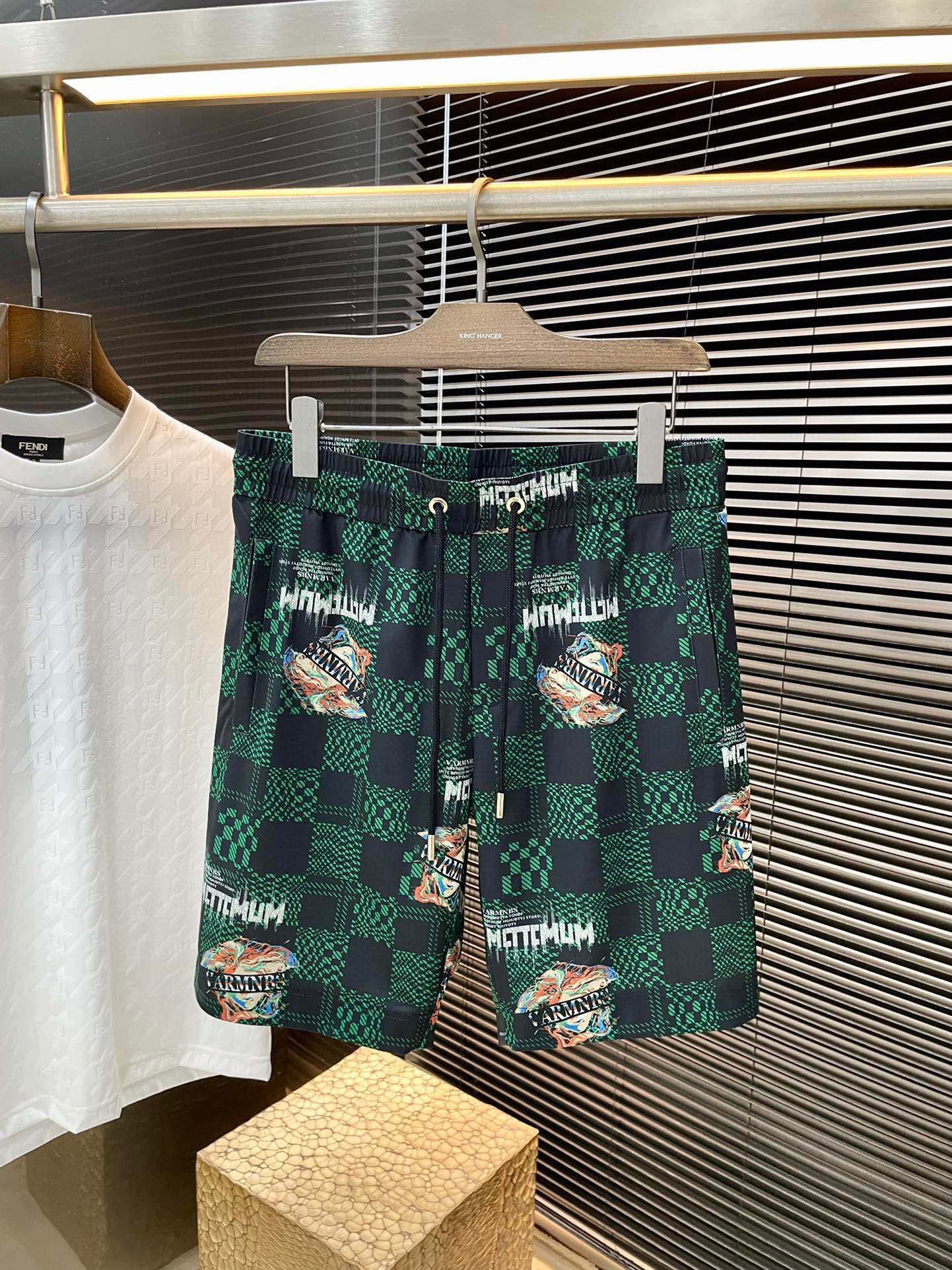 NO:497062,P Versace- (Versace) New spring and summer style, the latest casual shorts. Original pants are casual and versatile, casual and lazy, high-end custom imported polyester fiber fabric, customized digital printing technology, full of comfort. High-end and atmospheric, does the taste of summer have? First choice. Code M-XXXL Purchase Level...,,versace,versace, shorts,alexander wang19860909P  Versace-（范思哲） 春夏季新款,最新休闲短裤.原版裤型上身休闲百搭、随性慵懒范,高级定制进口聚脂纤维面料,订制数码印花工艺 舒适感爆棚.高端大气,夏天的味道有没有,首选 .码数 M一XXXL 代购级别……,,versace,versace,shorts,alexander wang,Men's clothing