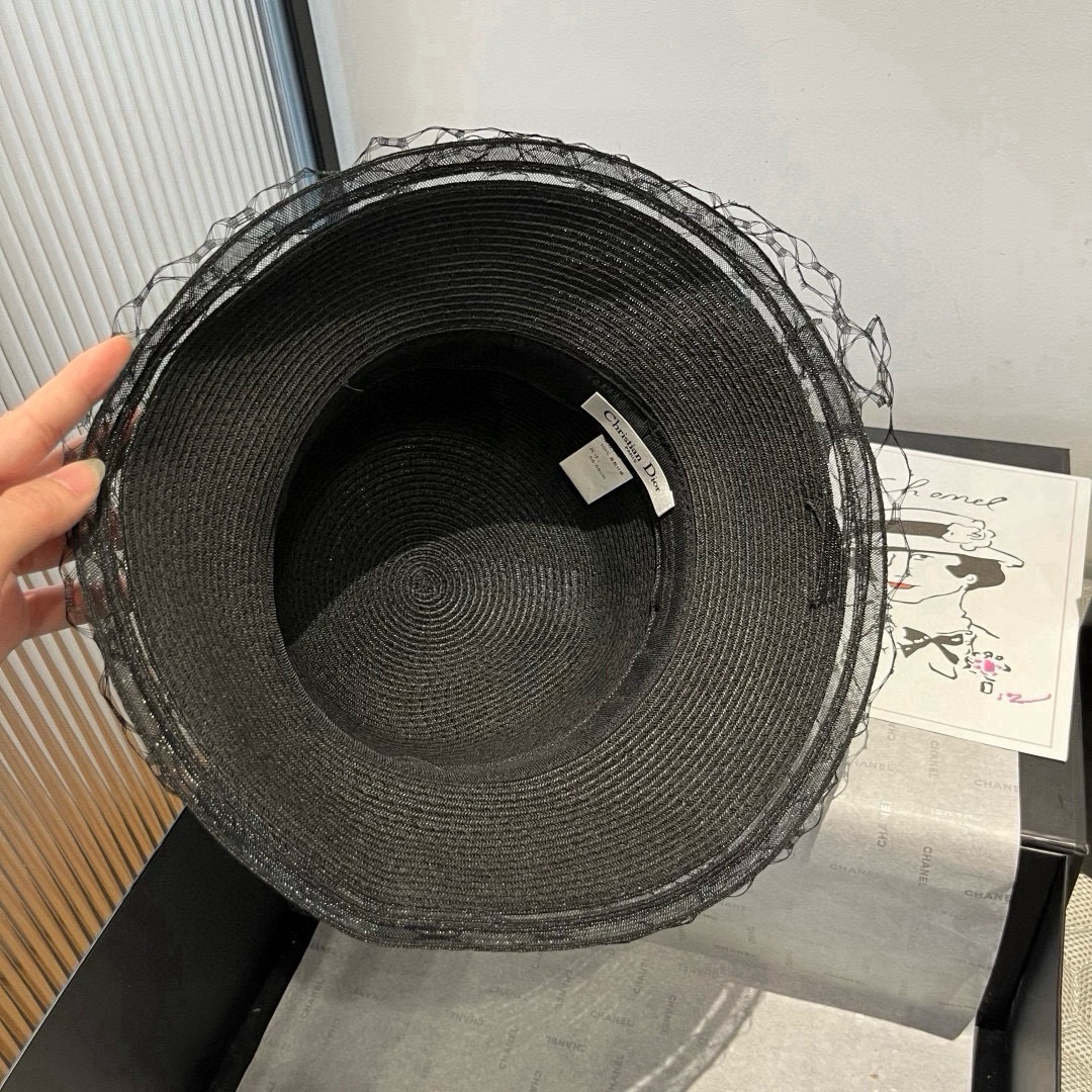 🆕

Dior迪奥新款礼帽，高级PP草，拼色盆帽，名媛风，头围57cm