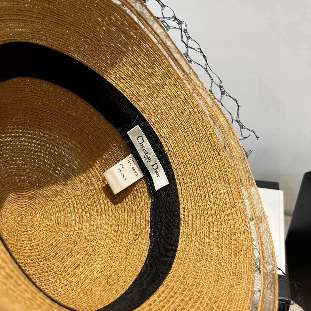 🆕

Dior迪奥新款礼帽，高级PP草，拼色盆帽，名媛风，头围57cm