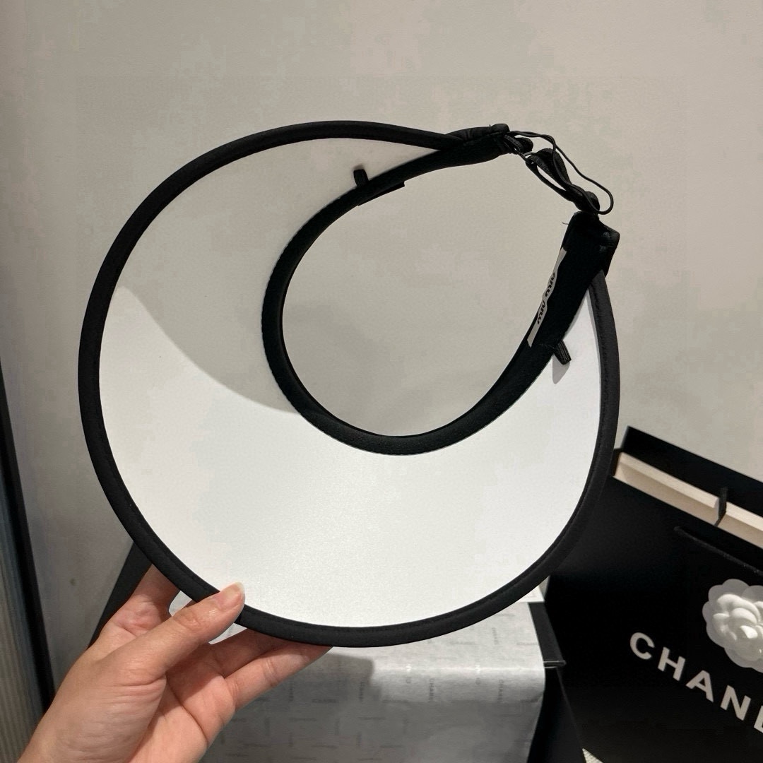 🆕

miumiu缪缪新款波点空顶遮阳帽，遮阳发箍