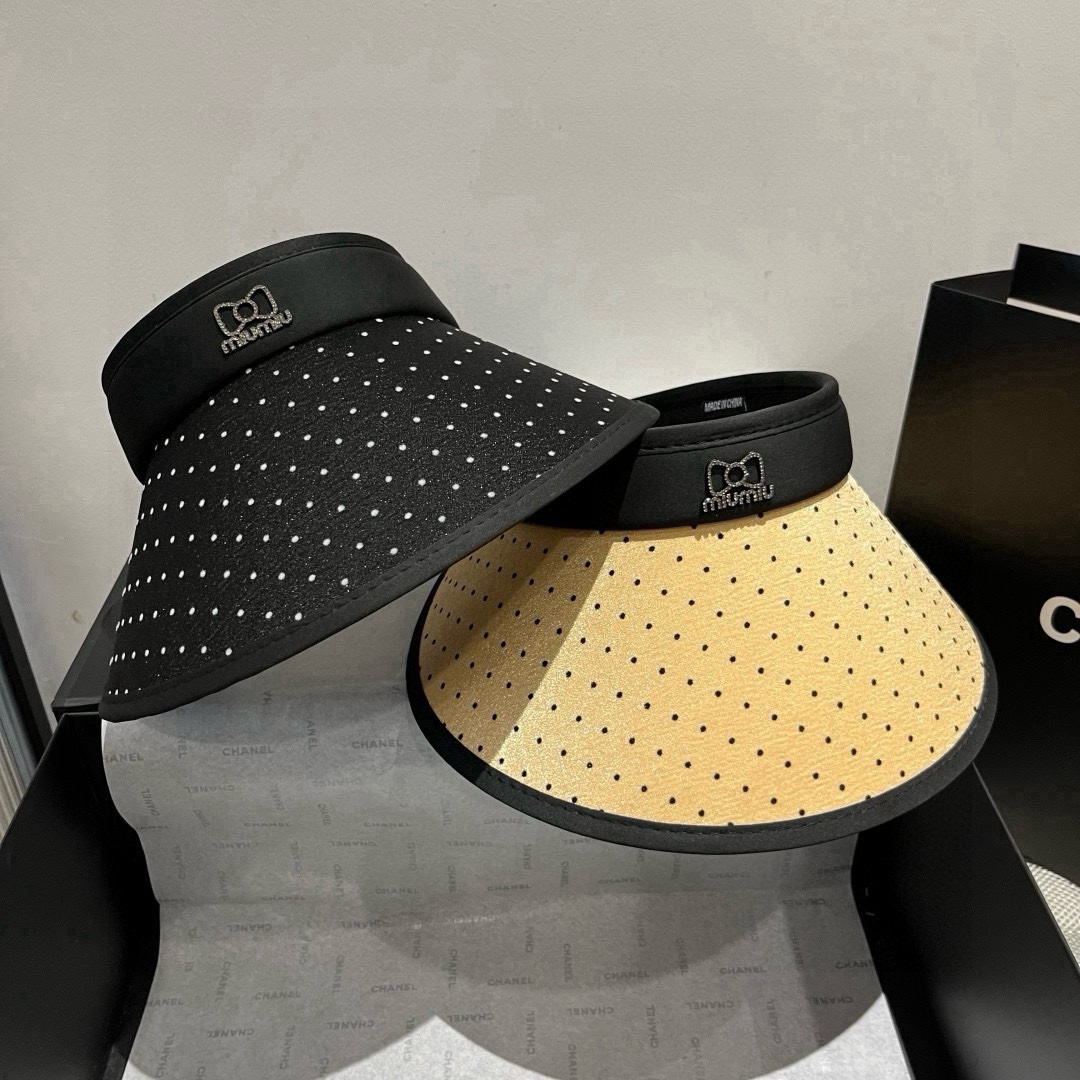 🆕

miumiu缪缪新款波点空顶遮阳帽，遮阳发箍