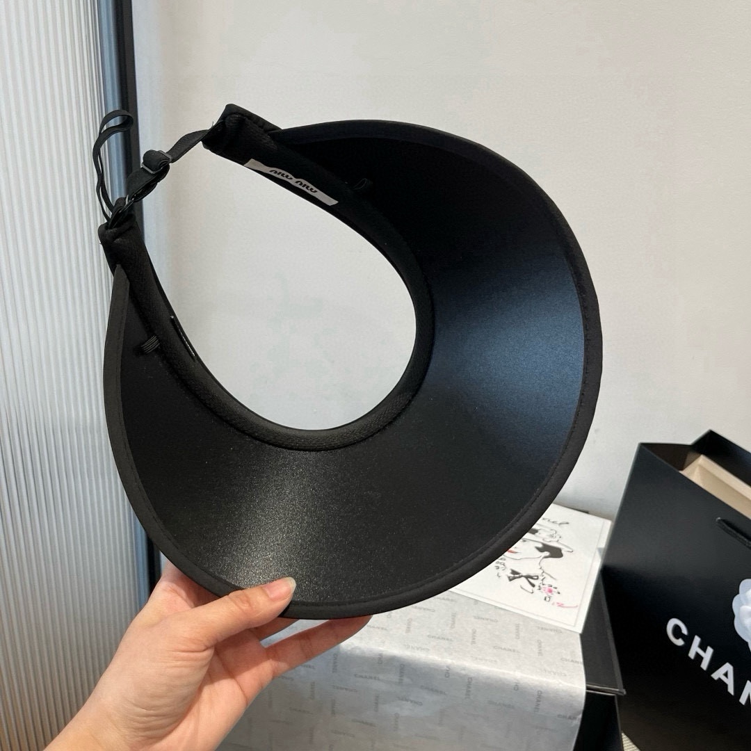 🆕

miumiu缪缪新款波点空顶遮阳帽，遮阳发箍