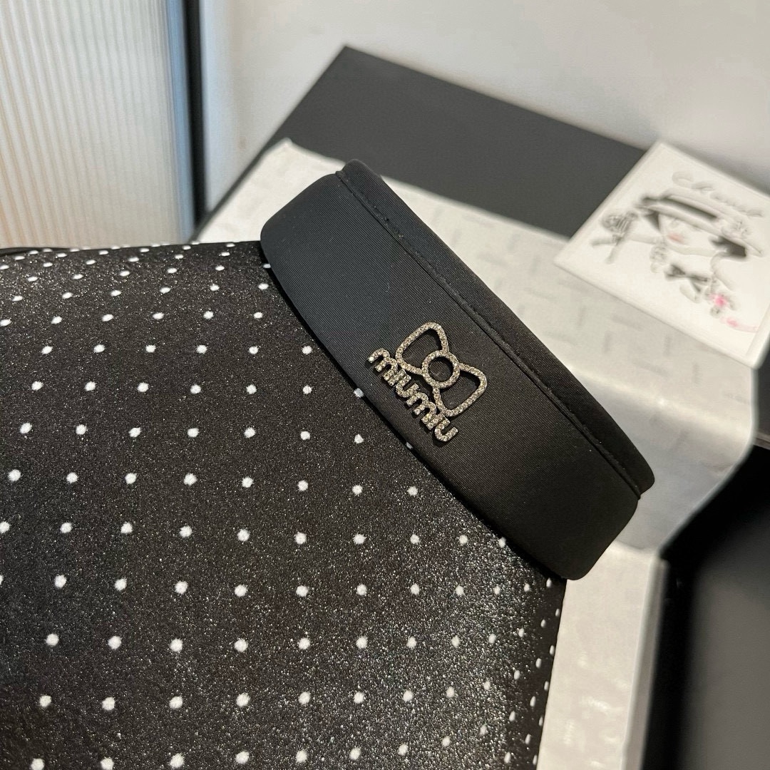 🆕

miumiu缪缪新款波点空顶遮阳帽，遮阳发箍