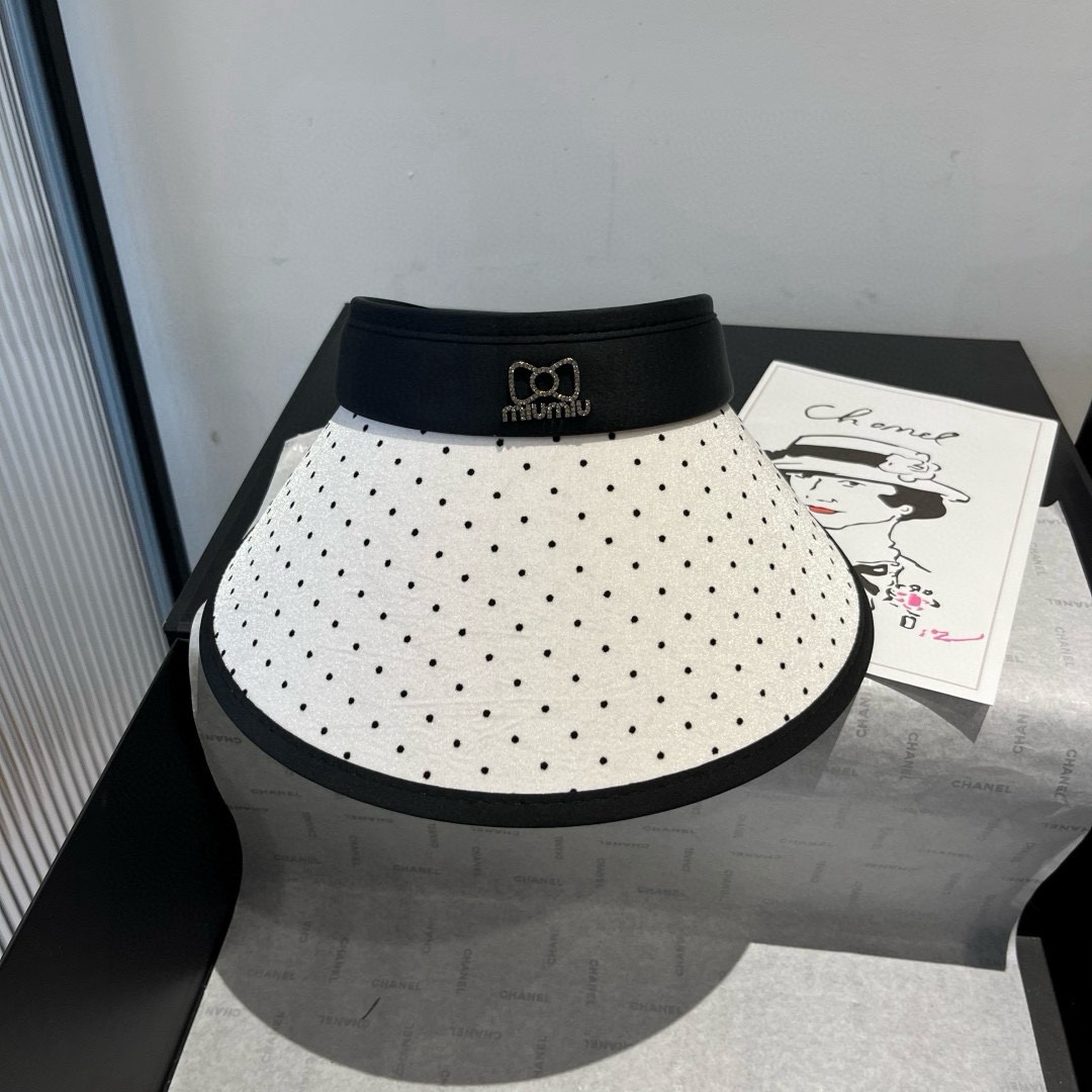 🆕

miumiu缪缪新款波点空顶遮阳帽，遮阳发箍