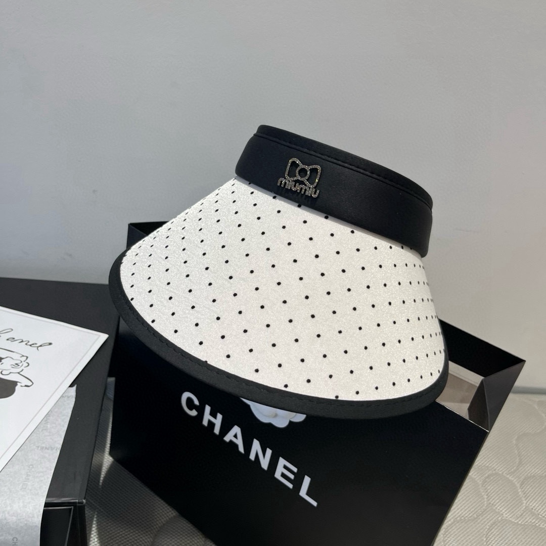 🆕

miumiu缪缪新款波点空顶遮阳帽，遮阳发箍