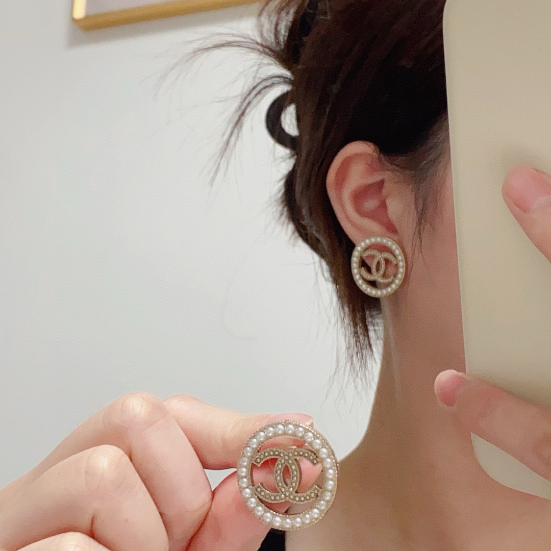 NO:381891,Chanel Xiaoxiang's simple double C inlaid pearl round earrings are really super beautiful. The design is simple, but the wearing effect is good. Even the small earlobe like me is very okzp brass material. The upper ear is super elegant, the jewelry is boutique, chanel, earrings19860909Chanel 小香简约双C镶嵌珍珠圆形耳钉这款耳环真的超级美看着设计简单但是佩戴效果好看到爆就连我这种小耳垂的也很okzp黄铜材质 上耳超气质优雅,饰品精品,chanel,earrings,Jewelry