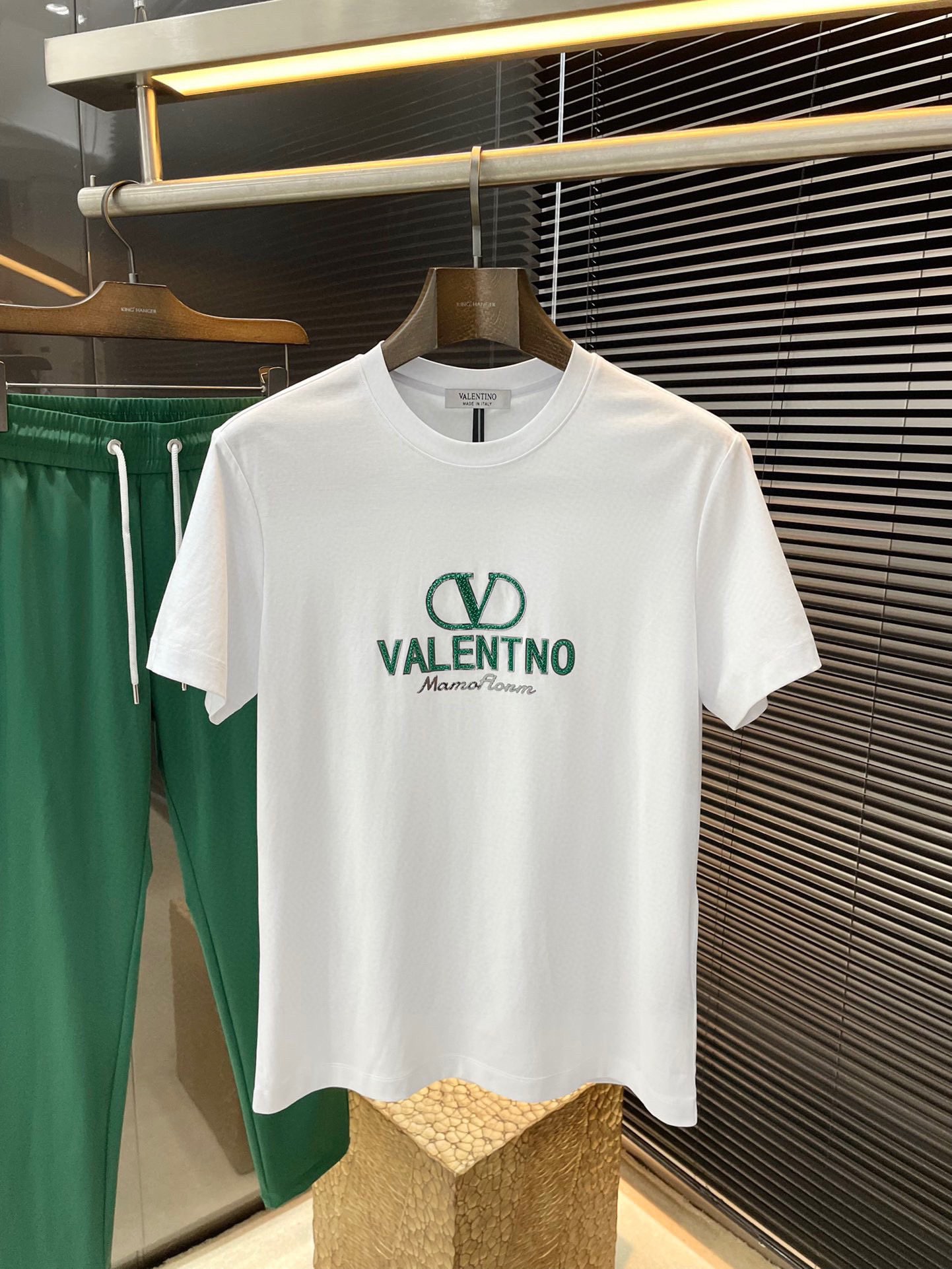 NO:497067,P VLTN- (Valentino) series VIP high-end customization, new short-sleeved styles in spring and summer, versatile styles, anyone can easily control the fabric, fully customized, high-quality double-sided silk soft cotton fabric, the fabric feels soft, the upper body is comfortable and soft. The simple style is very classy, ​​simple and unique, the style is very exquisite, the cut is very exquisite, and it will highlight the exquisiteness of business men!  Size M-3XL, valentino, T-shirt, alexander wang19860909P  VLTN-（华伦天奴）系列 VIP高级定制 春夏季新款短袖 百搭款式 任何人都可以轻松驾驭 面料全订制 高定一等品双面丝柔棉面料 面料手感柔软,上身舒适柔软 简约的款式非常显档次,简约个性时尚,版型剪裁非常精致,显气场,又会凸显商务男士的精致！尺码 M-3XL,,valentino,T-shirt,alexander wang,Men's clothing