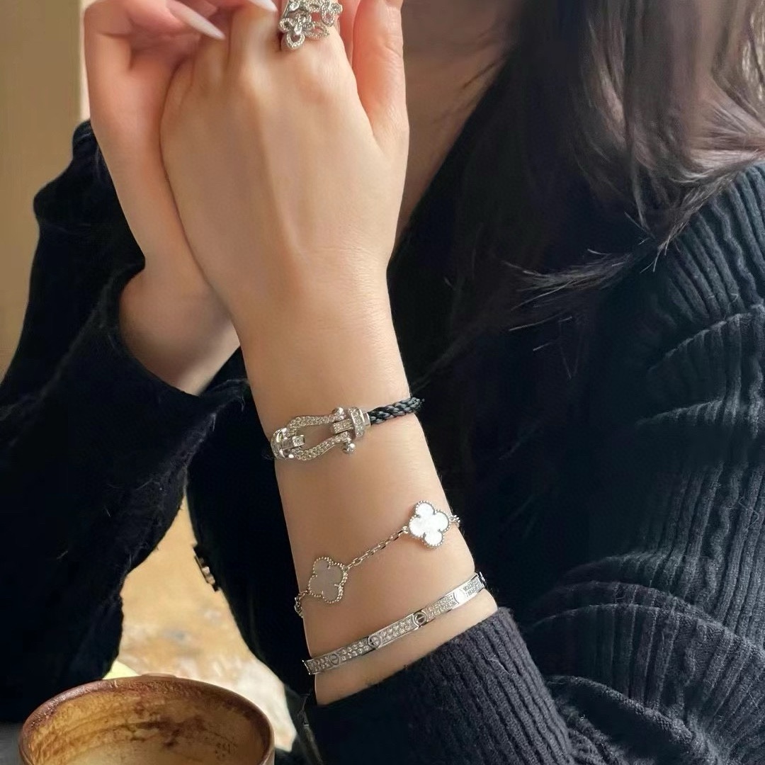 NO:381900,New product releases are popular. Fred Fred full diamond, half diamond, and no diamond horseshoe buckle neutral high-quality nylon rope bracelet bracelet!  The big brand of red leather ropes in the year of the zodiac, fashionable and exquisite FORCE series bracelets high-end customization~Asia gold micro electroplating 18k gold craftsmanship, Seiko horseshoe buckle bracelet!  The effect of getting started is very versatile. Internet celebrity experts. A must-have item for fashion. Rose gold, gold and silver buttons. Two sizes of 17/19cm for couples. Elegant accessories, bracelet, bracelet, gold19860909新品发布火爆费雷德 Fred斐登满钻、半钻、无钻马蹄扣中性款高品质尼龙绳手链手镯！本命年红皮绳大牌 时尚 精致FORCE 系列手链高端定制～亚金微电镀18k金工艺 精工马蹄扣头手镯！上手效果非常百搭 网红达人 时尚一族必备单品 玫瑰金、黄金、银色扣头男女情侣款两个码数17/19cm,饰品精品,bracelet,bracelet,gold,Jewelry