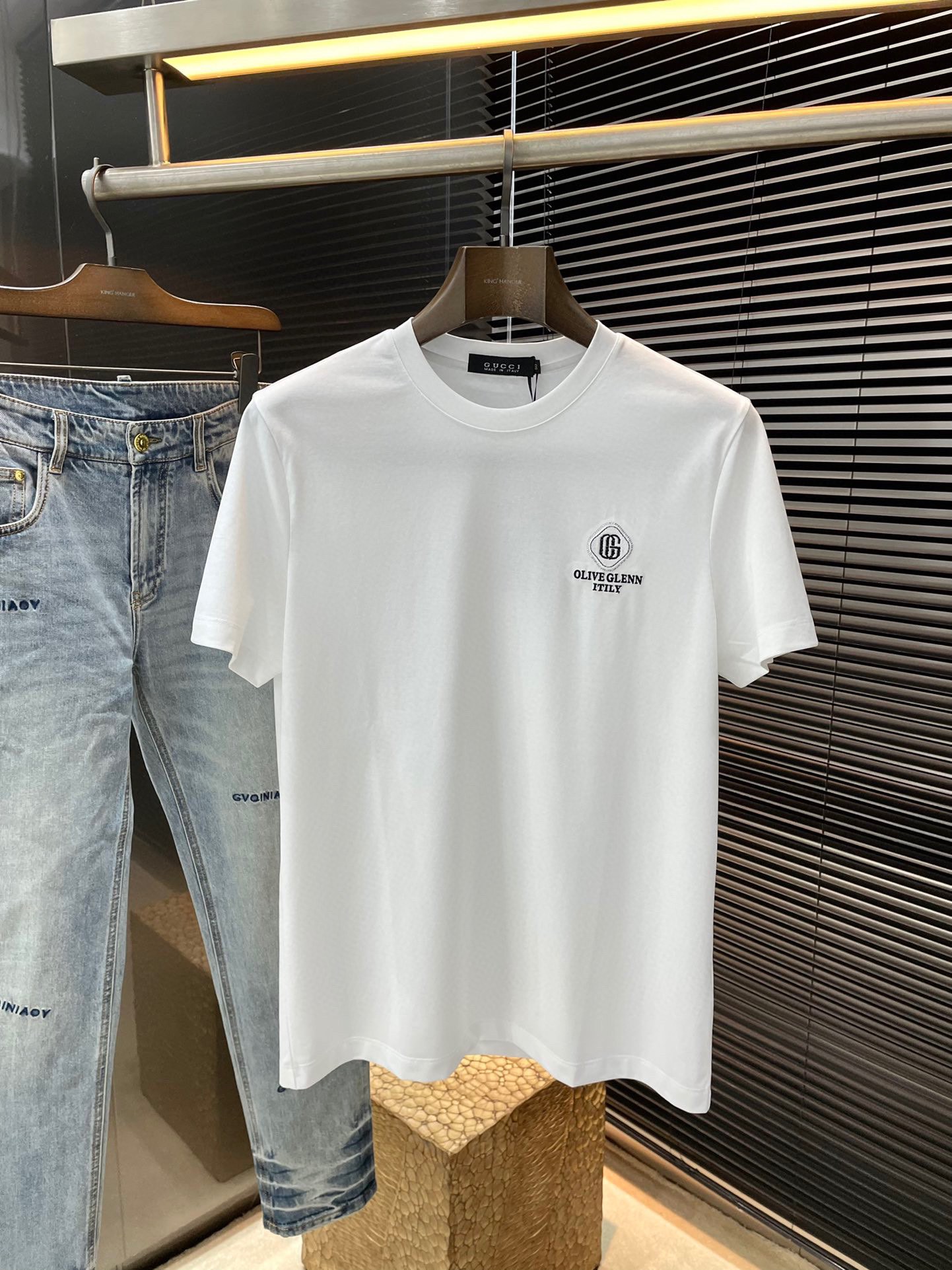 NO:497083,P Gucc series VIP high-end customization, new short-sleeved spring and summer style, versatile style, anyone can easily control the fabric, fully customized, high-quality first-class modal fabric, the fabric feels soft, the upper body is comfortable and soft, the simple style is very classy, ​​simple and unique, the style is very exquisite, the cut is very exquisite, and it will highlight the exquisiteness of business men!  Size M-3XL shipped the next day, gucci,gucci,T-shirt,alexander wang19860909P  Gucc（古驰）系列 VIP高级定制 春夏季新款短袖 百搭款式 任何人都可以轻松驾驭 面料全订制 高定一等品莫代尔面料 面料手感柔软,上身舒适柔软 简约的款式非常显档次,简约个性时尚,版型剪裁非常精致,显气场,又会凸显商务男士的精致！尺码 M-3XL 隔天出货,,gucci,gucci,T-shirt,alexander wang,Men's clothing