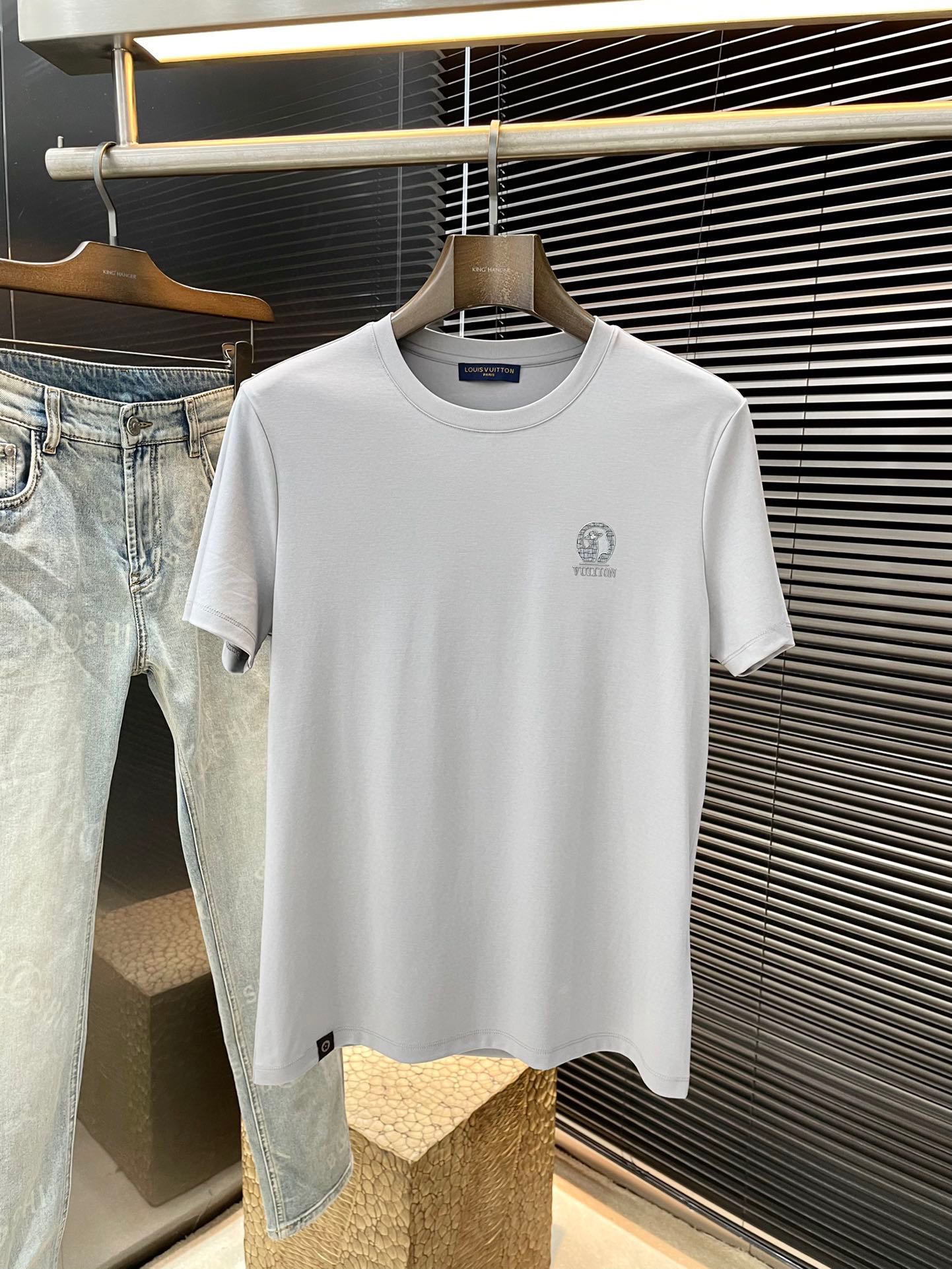 NO:499403,P LOUIS VUITTON series VIP high-end customization 2025 spring and summer new short-sleeved style versatile styles anyone can easily control. Fully customized fabrics, high-quality first-class modal fabrics. The fabric feels soft and the upper body is comfortable and soft. The simple style is very classy, ​​simple and unique, and the style is very exquisite. The tailoring is very exquisite, showing the aura, and it will highlight the exquisiteness of business men!  Size M-3XL, louis vuitton,louis vuitton,t-shirt,alexander wang19860909P  LOUIS VUITTON（路易威登）系列 VIP高级定制 2025春夏季新款短袖 百搭款式 任何人都可以轻松驾驭 面料全订制数 高定一等品莫代尔面料 面料手感柔软,上身舒适柔软 简约的款式非常显档次,简约个性时尚,版型剪裁非常精致,显气场,又会凸显商务男士的精致！尺码 M-3XL,,louis vuitton,louis vuitton,T-shirt,alexander wang,Men's clothing