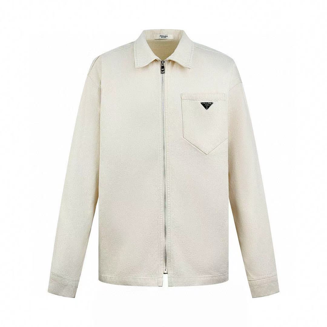 NO:500261,.Prada triangular zipper jacket Customized original denim grey fabric Select a high-end base fabric The fabric deliberately presents different sizes and unevenly distributed black spots, giving unique personality. Simple fabrics take one month to present a retro style, full texture, comfortable skin. The iconic enamel-coated metal triangle logo embellishes the front. Noble outfit without silence. Low-key and restrained, elegant and decent | Simplified traditional means simple. Simplified is traditional. Craft 1. The infrared positioning of the 'Prada triangle mark' is used for imported special aircraft. The position is more accurate and firm. Craft 2: The original denim materials use the desizing and color-keeping process. Special desizing agents are preferred. Let’s talk about the original denim soaking in it. Evenly slurry. After desizing, it is rinsed. The workmanship is extremely complex and high loss. Auxiliary materials Customized 1:1 Prada  Enamel Metal Triangle Customized 1:1 Prada Trademark Size Loose Size S M L XL,,prada,jackets & coats,alexander wang19860909.Prada 三角标拉链夹克 定制原生态原牛仔坯布 选用上乘底布 面料故意呈现大小不一 分布不均的黑色斑点 赋予独特个性 单纯面料皆耗时一个月 呈现复古格调 质感十足 舒适贴肤 标志性的涂珐琅金属三角形徽标点缀正面 不露声色的贵气穿搭 以低调内敛 优雅得体为主 |化繁为简 简即是繁 工艺1 采用进口专机红外线定位“Prada三角标” 位置更为精准 牢固结实 工艺2: 原生态原牛仔料都采用退浆保色洗工艺 优先选择特制的退浆剂 再讲原生态原牛仔布浸泡其中 均匀受浆 退浆后 最终再进行漂洗 做工复杂至极 损耗高 辅料 定制1:1 Prada 涂珐琅金属三角形 定制1:1 Prada 商标 版型 宽松版型 尺码 S M L XL,,prada,jackets & coats,alexander wang,Men's clothing