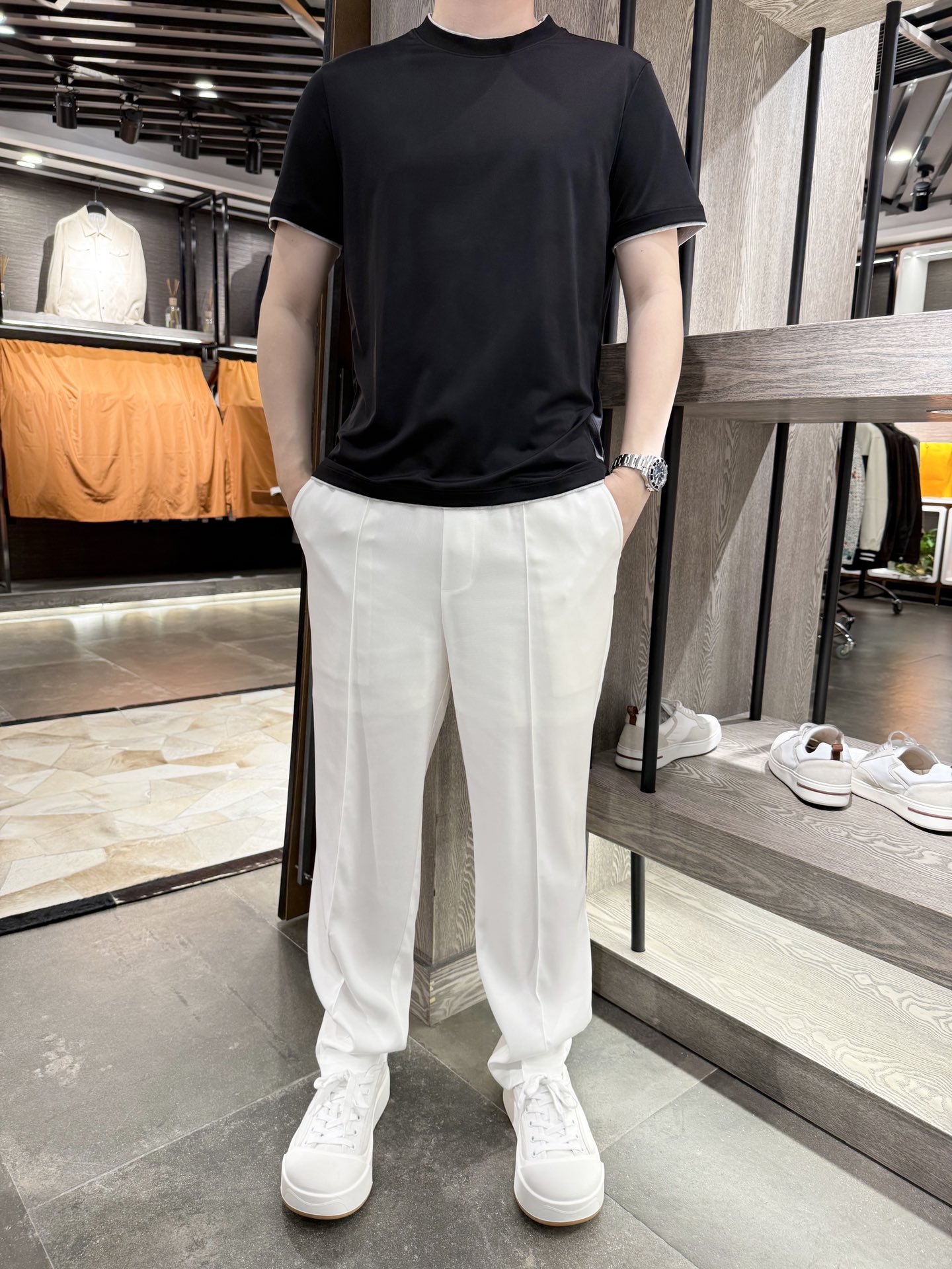 NO:499088,BC - A perfect fusion of the simple style and sporty atmosphere of men's fake two-piece round neck short-sleeved casual T-shirt for men. In today's fast-paced urban life, finding a men's T-shirt that meets daily wear needs and can demonstrate personality and taste has become the common demand of many male consumers who pursue fashion and comfort. As the shining pearl of the Italian high-end fashion men's clothing industry, the BC brand has brought a series of heart-warming works to men around the world with its ultimate pursuit of exquisite craftsmanship, high-quality fabrics and simple design. 1. Select high-quality materials for fabric ingredients to ensure comfort  When talking about BC men's fake two-piece round neck short-sleeved casual T-shirt, we have to start with its fabric composition. The T-shirt uses a carefully matched and diverse fabric combination, aiming to achieve the best wearing experience and visual beauty through scientific matching. Specifically, the fabric composition of this T-shirt includes 52.5 cotton, 30.7 polyester fiber, 9.1 recycled cellulose fiber and 7.7 spandex. As one of the most commonly used fabrics for T-shirts, cotton material is deeply loved by consumers for its good breathability, strong hygroscopicity, and soft and comfortable wear. In this T-shirt, the cotton content of 52.5 ensures that the clothes can still maintain good breathability during hot summer or vigorous exercise, reduce sweat retention, and keep the body dry.  The addition of polyester fiber polyester fiber has brought better durability and wrinkle resistance to this T-shirt. It can effectively resist wear and pull during daily wear, reduce deformation of clothes, and make the T-shirt still maintain a good shape and texture even after frequent washing. Recycled cellulose fiber, as an environmentally friendly fiber, is derived from renewable resources, such as bamboo, wood pulp, etc. In this T-shirt, the 9.1 recycled cellulose fiber not only enhances the environmentally friendly properties of the clothes, but also brings a soft feel and delicate luster, making the T-shirt more comfortable to the skin and feel comfortable to touch. Spandex spandex is a highly elastic synthetic fiber, which gives this T-shirt excellent ductility and elasticity. The spandex content of 7.7 ensures that the clothes can adapt to the wear needs of different figures while maintaining a good shape, achieving a fit but not tight wear effect.  Through such careful fabric matching, BC men's fake two-piece round neck short-sleeved casual T-shirts ensure comfort while also taking into account the durability, environmental protection and adaptability of clothes, meeting the multiple needs of modern urban men for clothing. Number of codes: 48-56 (model 180/wear 50, with Hong Kong Lane Crawford gift box packaging), T-shirt,tees, t-shirt,alexander wang19860909BC-男士假两件圆领短袖休闲T恤简约风范与运动气息的完美融合 在当今快节奏的都市生活中,寻找一件既符合日常穿搭需求,又能彰显个性与品味的男士T恤,已成为众多追求时尚与舒适的男性消费者的共同诉求.而BC品牌,作为意大利高端时尚男装界的璀璨明珠,以其对精湛工艺、优质面料与简约设计的极致追求,为全球男士带来了一系列令人心动的作品. 一、面料成分精选优质材料,确保穿着舒适度 谈及BC男士假两件圆领短袖休闲T恤,不得不先从其面料成分说起.该T恤采用了精心配比的多元面料组合,旨在通过科学搭配,达到最佳的穿着体验与视觉美感.具体而言,这款T恤的面料成分包含52.5的棉、30.7的聚酯纤维、9.1的再生纤维素纤维以及7.7的氨纶. 棉作为T恤最常用的面料之一,棉质材料以其透气性好、吸湿性强、穿着柔软舒适的特点深受消费者喜爱.在这款T恤中,52.5的棉含量确保了衣物在夏日炎炎或剧烈运动时依然能保持良好的透气性,减少汗液滞留,保持身体干爽. 聚酯纤维聚酯纤维的加入,则为这款T恤带来了更佳的耐用性和抗皱性.它能够有效抵抗日常穿着中的磨损与拉扯,减少衣物变形,使T恤即便在频繁洗涤后依然保持良好的形态与质感. 再生纤维素纤维作为一种环保型纤维,再生纤维素纤维源自可再生资源,如竹子、木浆等.在这款T恤中,9.1的再生纤维素纤维不仅增强了衣物的环保属性,还带来了柔软的手感与细腻的光泽,使T恤更加贴合肌肤,触感舒适. 氨纶氨纶是一种具有高弹性的合成纤维,它赋予了这款T恤极佳的延展性和回弹性.7.7的氨纶含量确保了衣物在保持良好形态的同时,能够适应不同身材的穿着需求,实现贴合而不过紧的穿着效果. 通过这样精心的面料配比,BC男士假两件圆领短袖休闲T恤在确保了穿着舒适度的同时,也兼顾了衣物的耐用性、环保性以及适应性,满足了现代都市男性对服装的多重需求. 码数:48-56码（模特180/穿50,配香港连卡佛礼盒包装),,T-shirt,tees，t-shirt,alexander wang,Men's clothing