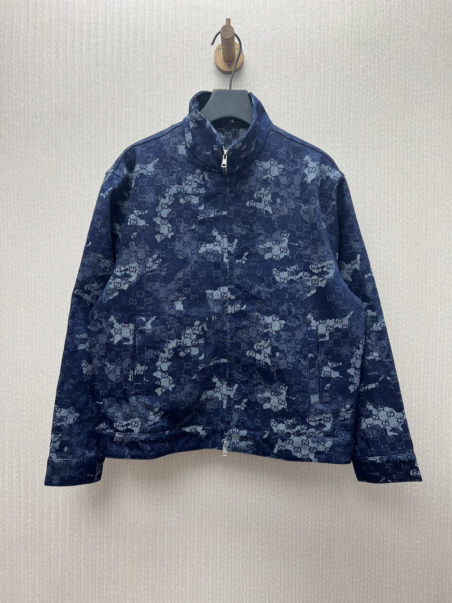 Chaqueta vaquera con jacquard GG de la nueva colección 25ss de G. Combina prendas de denim con detalles refinados, elev…