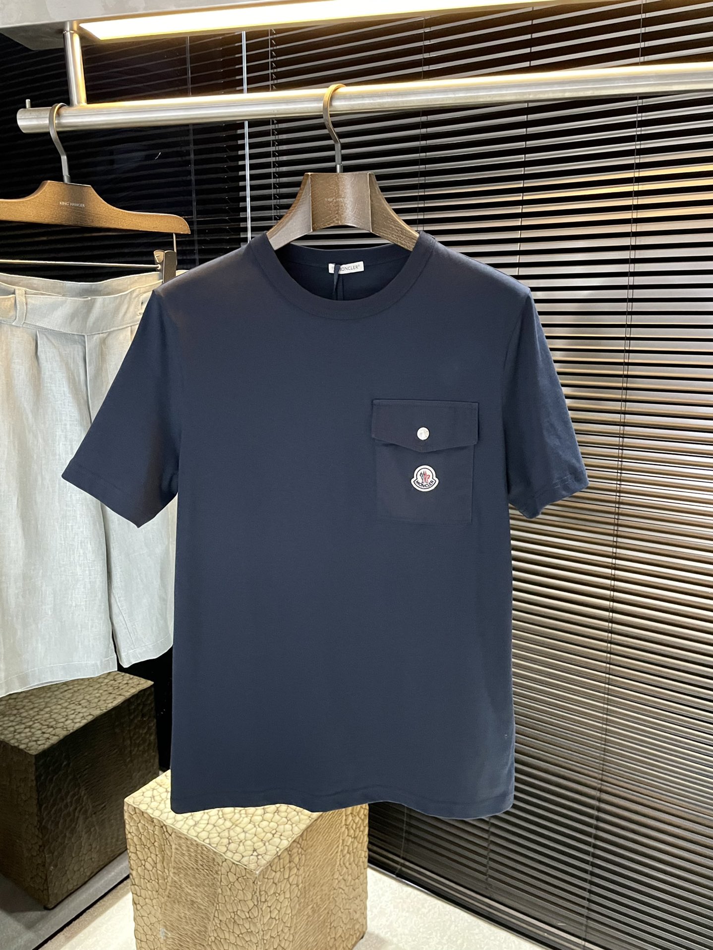 NO:499319,P Moncher- (Shirt) Series VIP High-end Customization 2025 new pocket T-shirt, this one is made of soft cotton jersey fabric, with classic Mengjia logo patch on the chest pocket, and all lettered metal buckles. The style is unique and fashionable, and can be easily matched, the same style as men and women, highly recommended!  Color Royal Blue Black White Number of S M L XL,,Moncler,tees,t-shirt,alexander wang19860909P  Moncher-（蒙口）系列 VIP高级定制 2025新款口袋式T恤,这款采用柔软棉质平纹针织面料制作而成,胸前口袋饰有经典蒙家标识贴片,配都刻字金属扣,款式独特时尚,可轻松搭配,男女同款,强烈推荐！颜色 宝蓝色 黑色 白色 码数 S M L XL,,Moncler,tees，t-shirt,alexander wang,Men's clothing