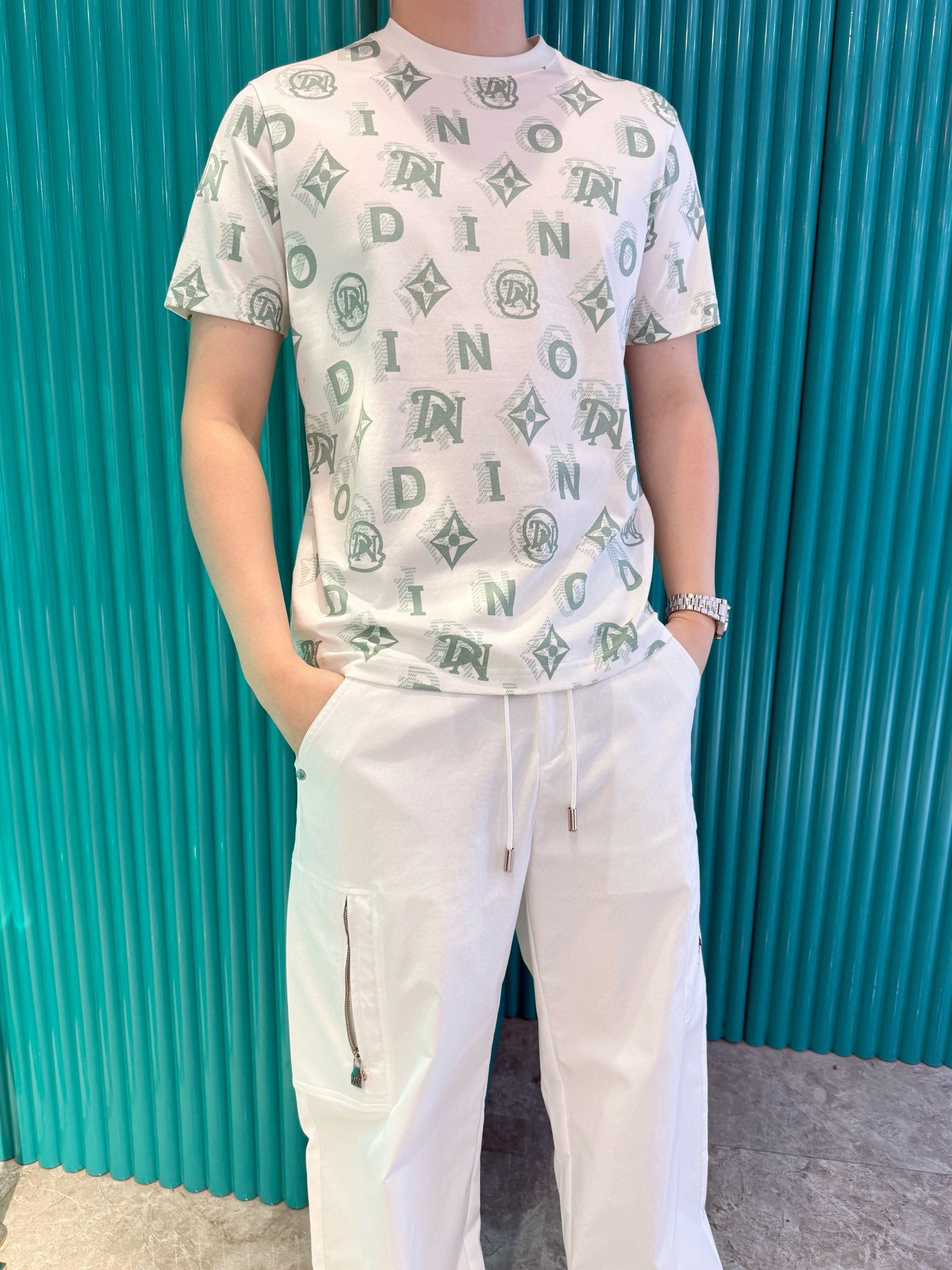 NO:499104,Dino Luxury Products - Brand's latest round neck T-shirt shipment in 2025, hot-selling items in Europe and the United States!  Select Italian imported brands to customize European cotton!  The brand logo pattern of the whole body is matched with the latest design to highlight fashion!  Number of codes 48-56 (model 180/wear 50, with Hong Kong Lane Crawford gift box packaging), tees, t-shirt, alexander wang19860909Dino奢品-品牌2025最新圆领T恤出货 欧美热销单品！精选意大利进口品牌定制欧货棉！通体的品牌标志花纹搭配最新的设计,彰显时尚 ！码数48-56（模特180/穿50,配香港连卡佛礼盒包装）,,tees，t-shirt,alexander wang,Men's clothing