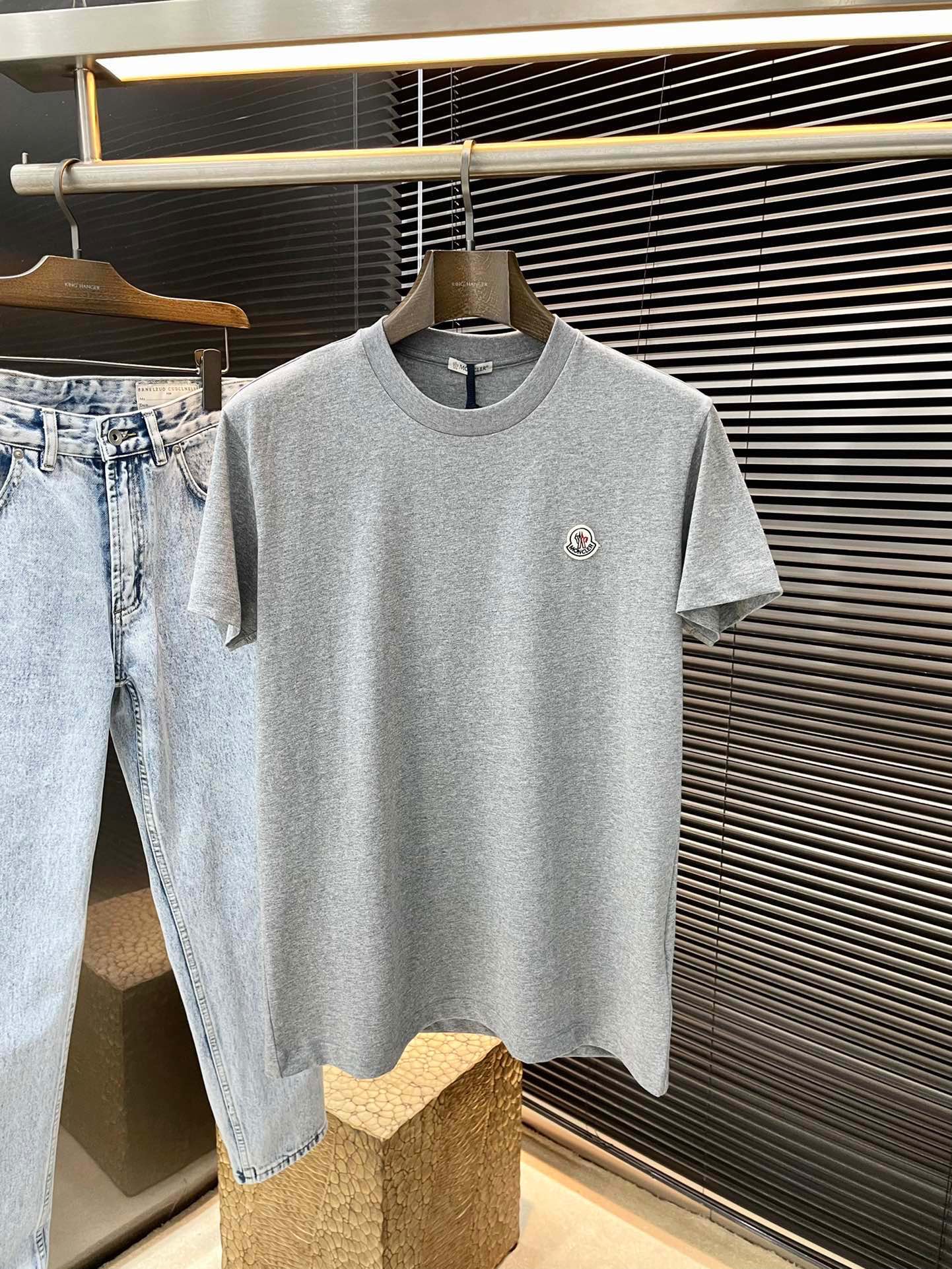 NO:499323,P Moncher- (Shirt) Series VIP High-end Customization 2025 Spring and Summer New Three-Color T-shirt, this one is made of soft cotton jersey fabric, with a classic Mengjia logo patch on the chest. The T-shirt can be worn alone or easily matched with sweaters, sweatshirts and jackets. The same style as men and women, highly recommended!  Color Black Gray White S M L XL, Moncler,hoodie,sweatshirts,jackets & coats,tees,t-shirt,alexander wang19860909P  Moncher-（蒙口）系列 VIP高级定制 2025春夏季新款三色T恤,这款采用柔软棉质平纹针织面料制作而成,胸前有饰有经典蒙家标识贴片,T恤可单独穿着,也可轻松搭配针织衫、卫衣和外套,男女同款,强烈推荐！颜色 黑色 灰色 白色 码数 S M L XL,,Moncler,hoodie,sweatshirts,jackets & coats,tees，t-shirt,alexander wang,Men's clothing