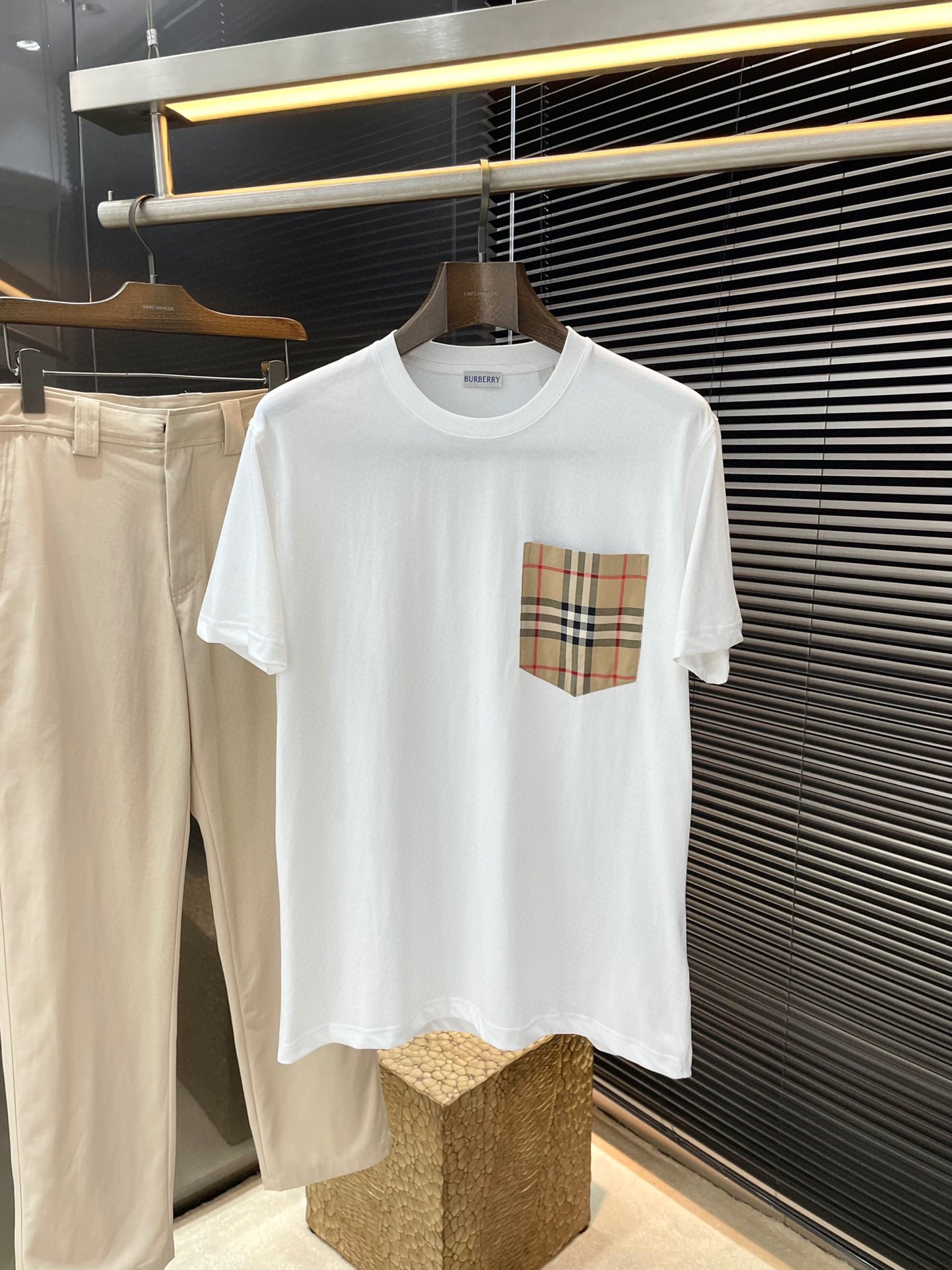 NO:499327,P Burberry- (Burberry) series VIP high-end customization 2025 spring and summer new plaid pocket round neck short sleeves, this is the latest classic and attractive, fashionable and streamlined slogan T. It has no extra fancy bells and whistles, and you can feel the unique charm of the British style at will!  Jersey cotton fabric, with a warm texture and draped feel. Neat and detailed craftsmanship, neat and detailed threading, fixed ribbed neckline, smooth and delicate feel, comfortable and breathable, and the cutting process is in place, cutting out the most popular OS loose version at the moment, the upper body is fashionable and eye-catching, and the pocket plaid does not need to be explained deliberately. The neat and delicate beauty is different from traditional offset printing patterns!  Highly recommended for the same style for men and women!  S M L XL, burberry, burberry, T-shirt, alexander wang19860909P  Burberry-（巴宝莉）系列 VIP高级定制 2025春夏季新款格纹口袋圆领短袖,这款是今年夏天最新款经典耐看,时尚精简的一款标语T 无多余花里胡哨,随意搭配感受英式风格的独特魅力！平纹针织棉布制作,质感温润有垂坠感 工整细节的工艺,走线齐整,定织罗纹领口,手感顺滑细腻,舒适透气,裁剪工艺到位,裁剪出当下最流行的OS宽松版型,上身时尚醒目,口袋格纹无需刻意去解释,工整细腻的美感区别传统胶印图案！男女同款强烈推荐！ 码数 S M L XL,,burberry,burberry,T-shirt,alexander wang,Men's clothing