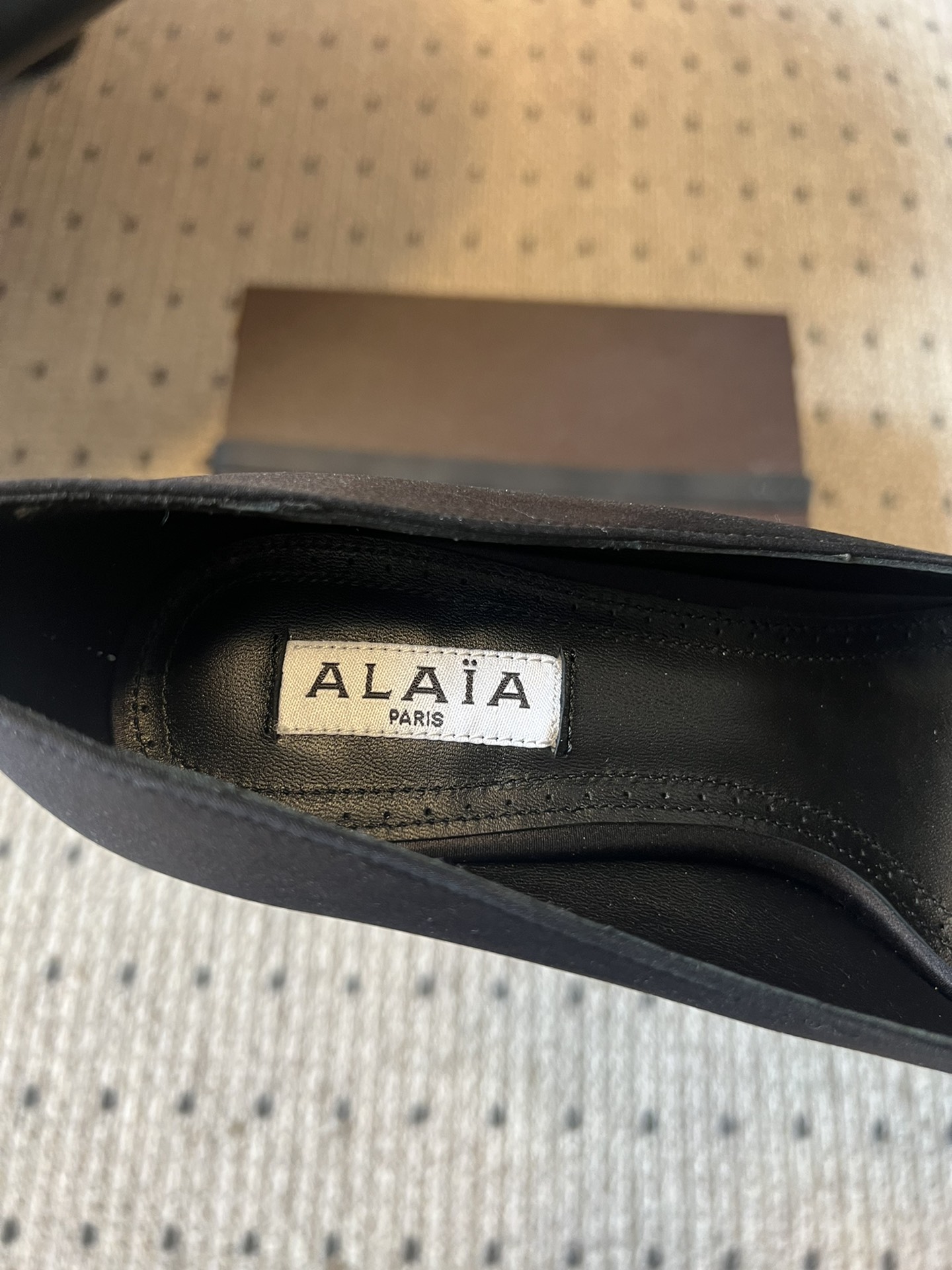 
Alai* 25ss早春新款 穿上就会心动的尖头高跟鞋

透明设计超显腿长 alaia爱心高跟鞋 爱心