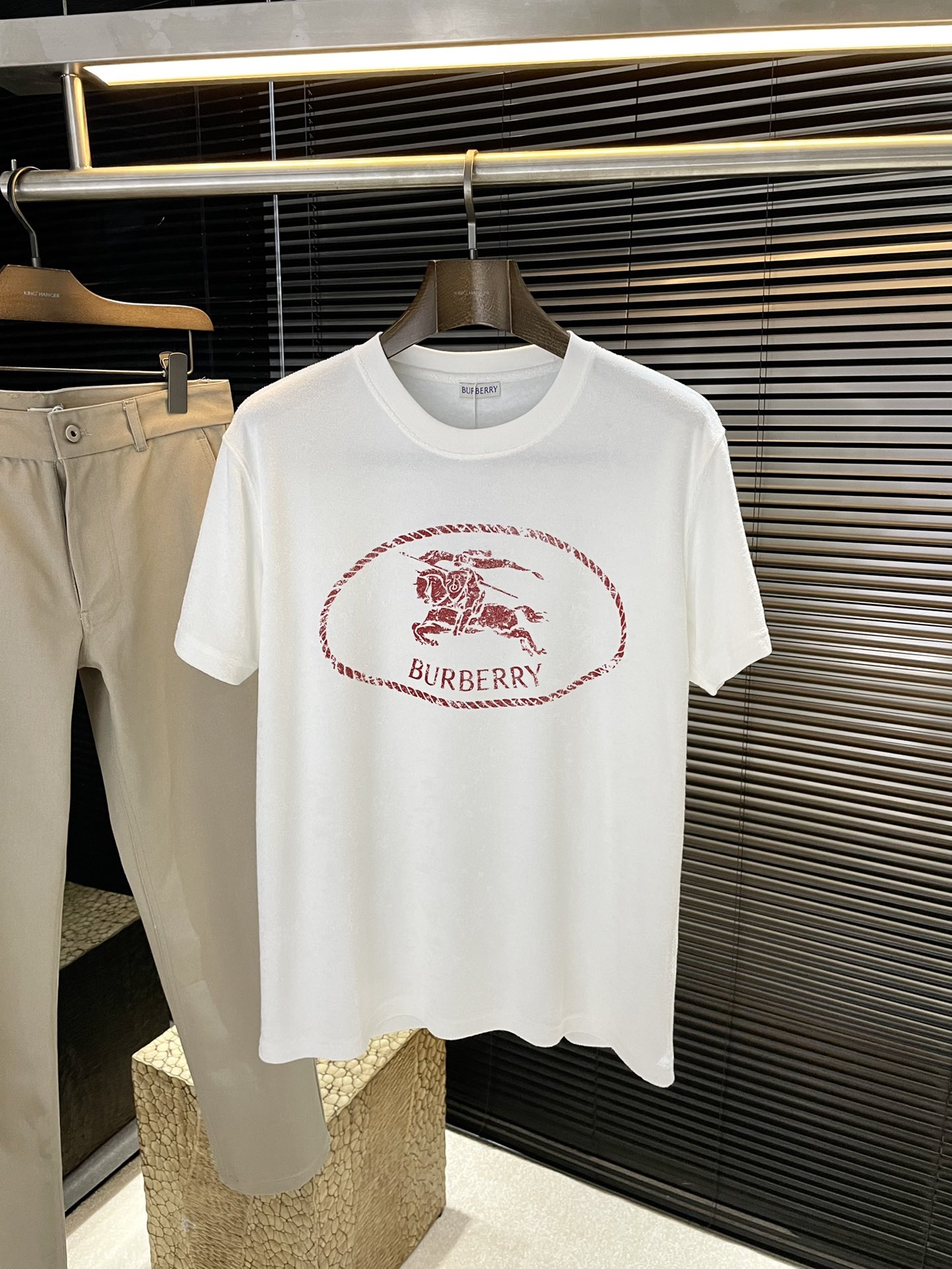 NO:499331,P Burberry- (Burberry) series VIP high-end customization 2025 spring and summer new Knight Seal cotton-blend T-shirt. This T-shirt is made of cotton-blend terry cloth to present a casual style. It embellishes the retro Knight Seal, and comes from the classic pattern of the 1980s brand bag. Highly recommended!  S M L XL, burberry, burberry, tees, t-shirt, alexander wang19860909P  Burberry-（巴宝莉）系列 VIP高级定制 2025春夏季新款骑士印章棉质混纺 T 恤衫 ,这款T恤衫选用棉质混纺毛巾布打造,呈现休闲版型.点缀复古感骑士印章印花,源自 1980 年代品牌包款的典藏图案.强烈推荐！码数 S M L XL,,burberry,burberry,tees，t-shirt,alexander wang,Men's clothing