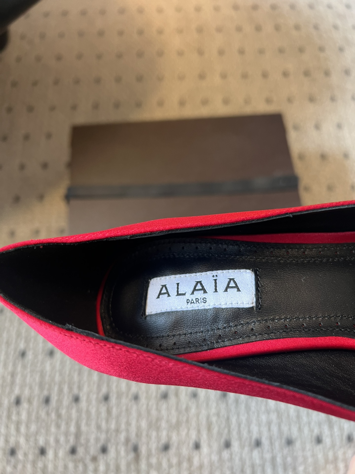 
Alai* 25ss早春新款 穿上就会心动的尖头高跟鞋

透明设计超显腿长 alaia爱心高跟鞋 爱心