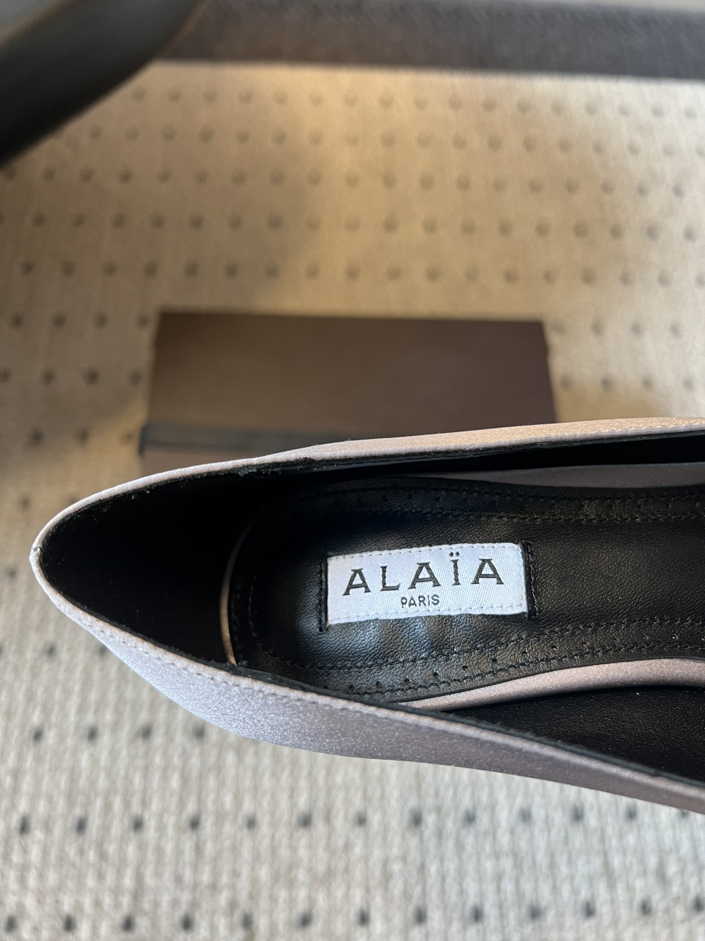 
Alai* 25ss早春新款 穿上就会心动的尖头高跟鞋

透明设计超显腿长 alaia爱心高跟鞋 爱心
