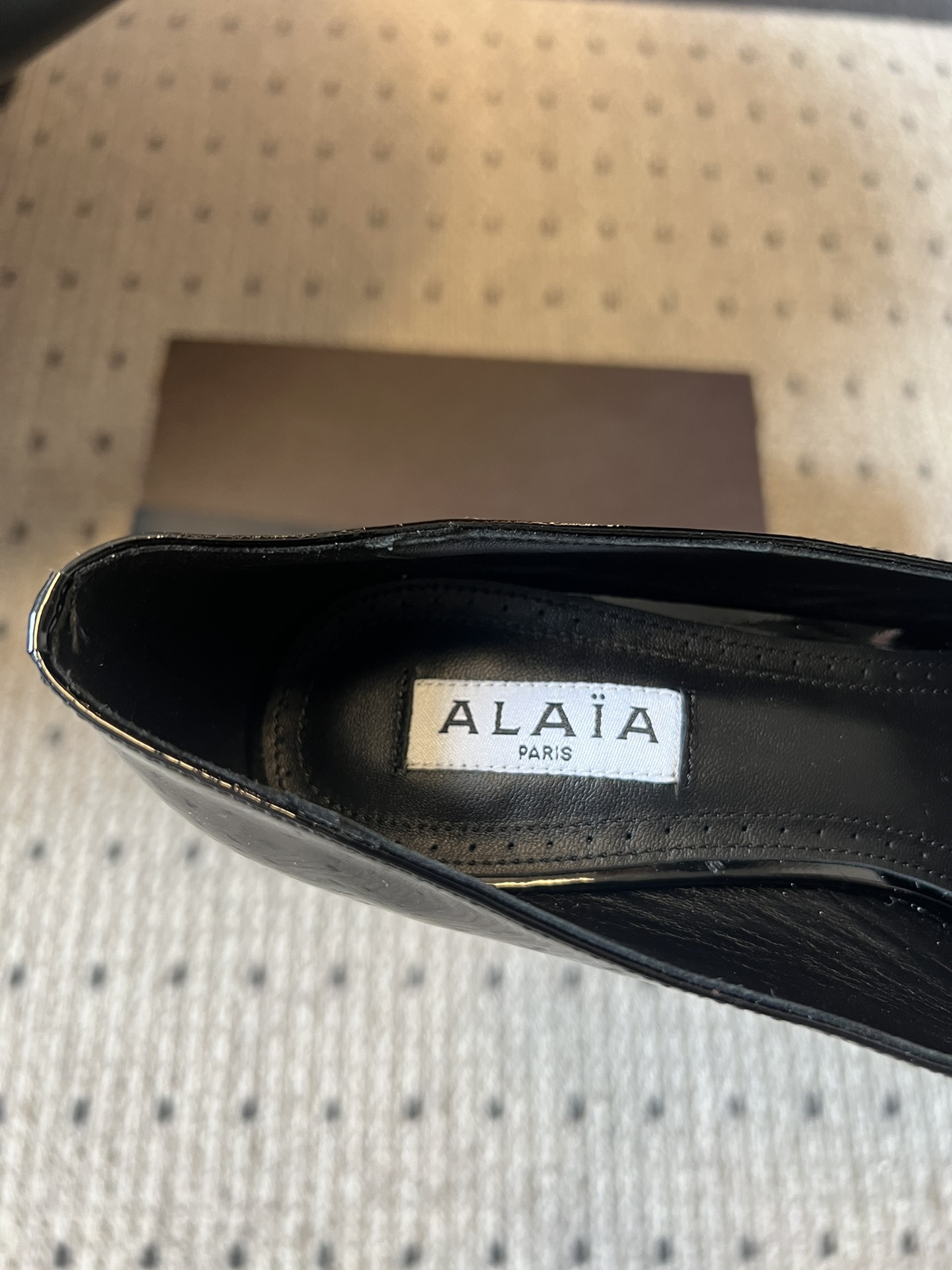 
Alai* 25ss早春新款 穿上就会心动的尖头高跟鞋

透明设计超显腿长 alaia爱心高跟鞋 爱心