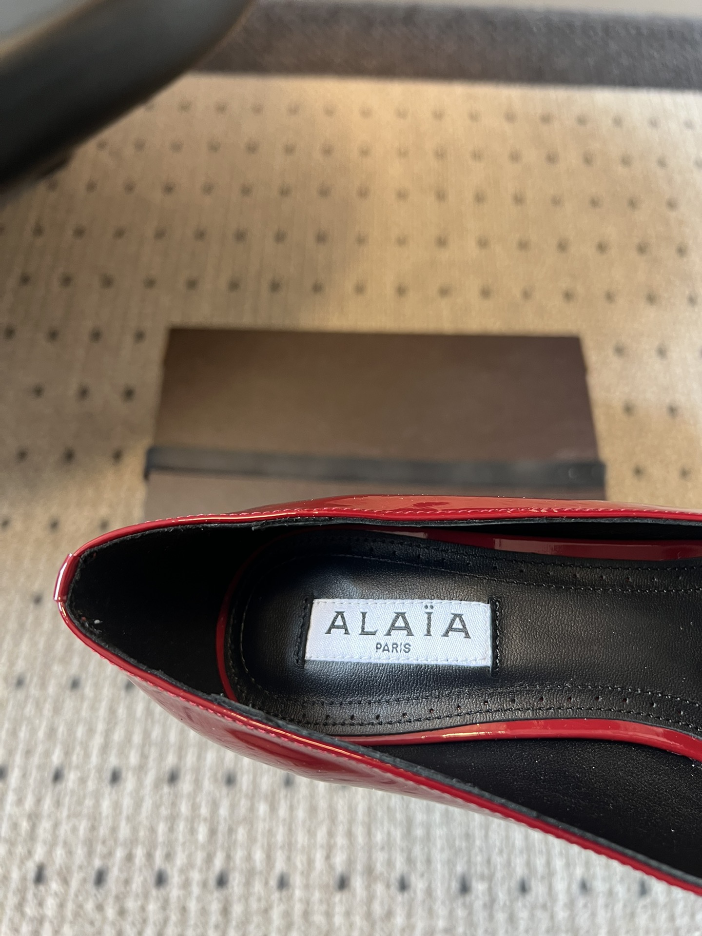 
Alai* 25ss早春新款 穿上就会心动的尖头高跟鞋

透明设计超显腿长 alaia爱心高跟鞋 爱心