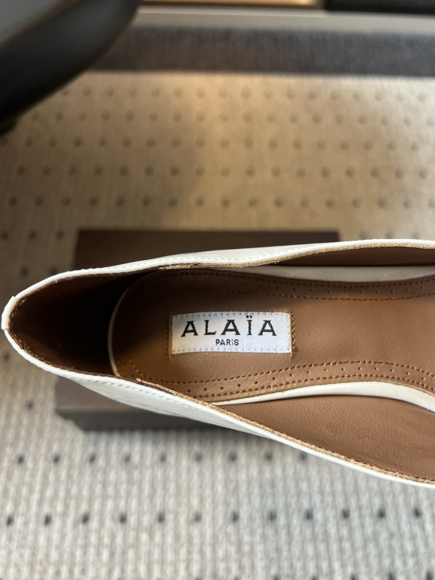 
Alai* 25ss早春新款 穿上就会心动的尖头高跟鞋

透明设计超显腿长 alaia爱心高跟鞋 爱心