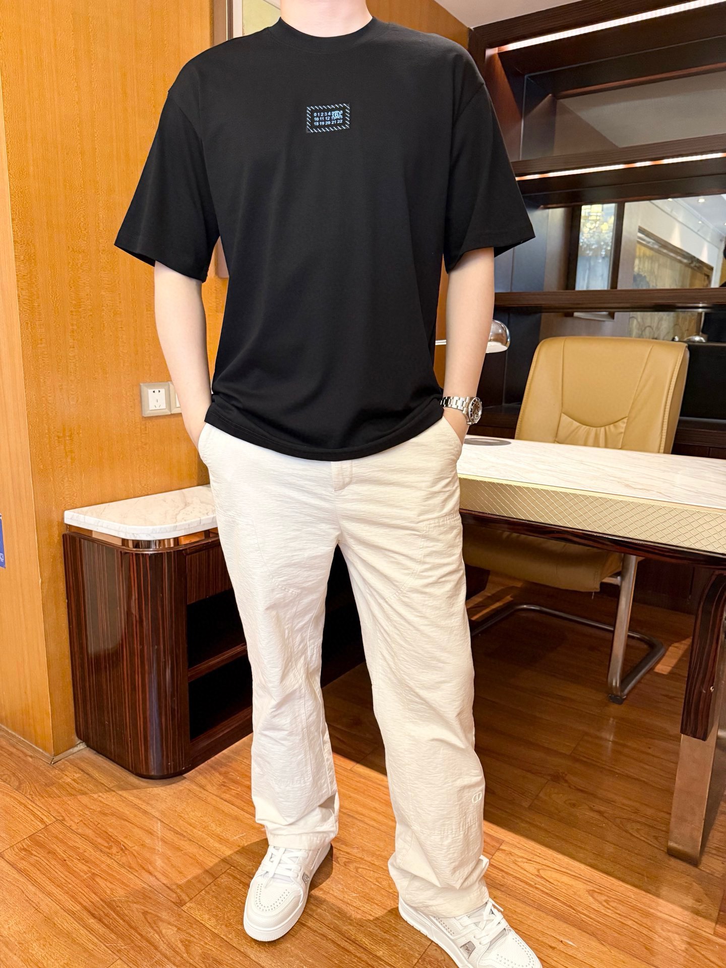 NO:499106,Majila-2025 counter latest hot T-shirt shipment, hot-selling items in European and American counters!  Selected Italian imported fine cotton fabrics with the latest designs, the unique brand logo on the chest highlights fashion, and the upper body effect can be seen. Number of codes 48-56 (model 180/wear 48, with Hong Kong Lane Crawford gift box packaging),,masion margiela,tees,t-shirt,alexander wang19860909马吉拉-2025专柜最新爆款T恤出货 欧美专柜热销单品！精选意大利进口精棉面料搭配最新的设计,胸前的独特品牌标志彰显时尚 上身效果看得见.码数48-56（模特180/穿48,配香港连卡佛礼盒包装）,,masion margiela,tees，t-shirt,alexander wang,Men's clothing