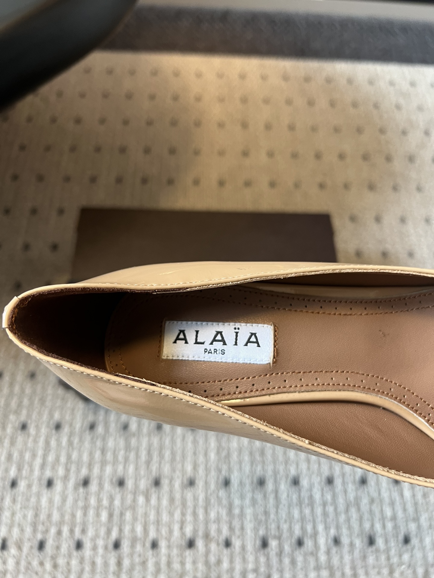 
Alai* 25ss早春新款 穿上就会心动的尖头高跟鞋

透明设计超显腿长 alaia爱心高跟鞋 爱心