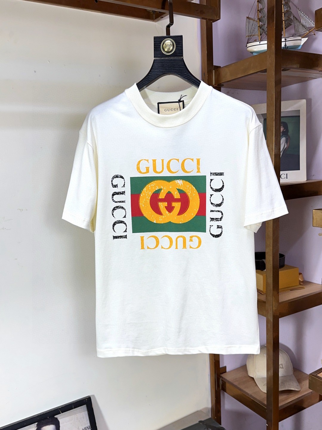 NO:518824,Gucci Fat Brother Gospel XL wears 200 catties, top-quality round neck casual short-sleeved spray painting technology, the highest version of high-end custom versatile style, anyone can easily control the fabric fully customized craftsmanship, the latest logo design of the luxurious classic brand on the chest, very high-end and those who understand goods must enter!  The style and tailoring are slim styles, which are very exquisite, showing aura and highlighting the exquisiteness of business men. This is the unique feature, just right slim fit, and the upper body effect is very good!  Size XS-XL (counter code is equivalent to M-3XL), gucci, T-shirt, alexander wang19860909Gucci 古奇 胖哥福音XL穿200斤 顶级圆领休闲短袖喷绘工艺,最高版本高级定制百搭款式 任何人都可以轻松驾驭 面料全订制工艺 胸前奢华经典品牌最新logo设计,非常显档次懂货的必须入！版型剪裁属于修身款 非常精致,显气场,又会凸显商务男士的精致,这就是独到之处,恰到好处的修身,上身效果非常赞！尺码XS-XL（专柜码等同M-3XL）,,gucci,T-shirt,alexander wang,Men's clothing