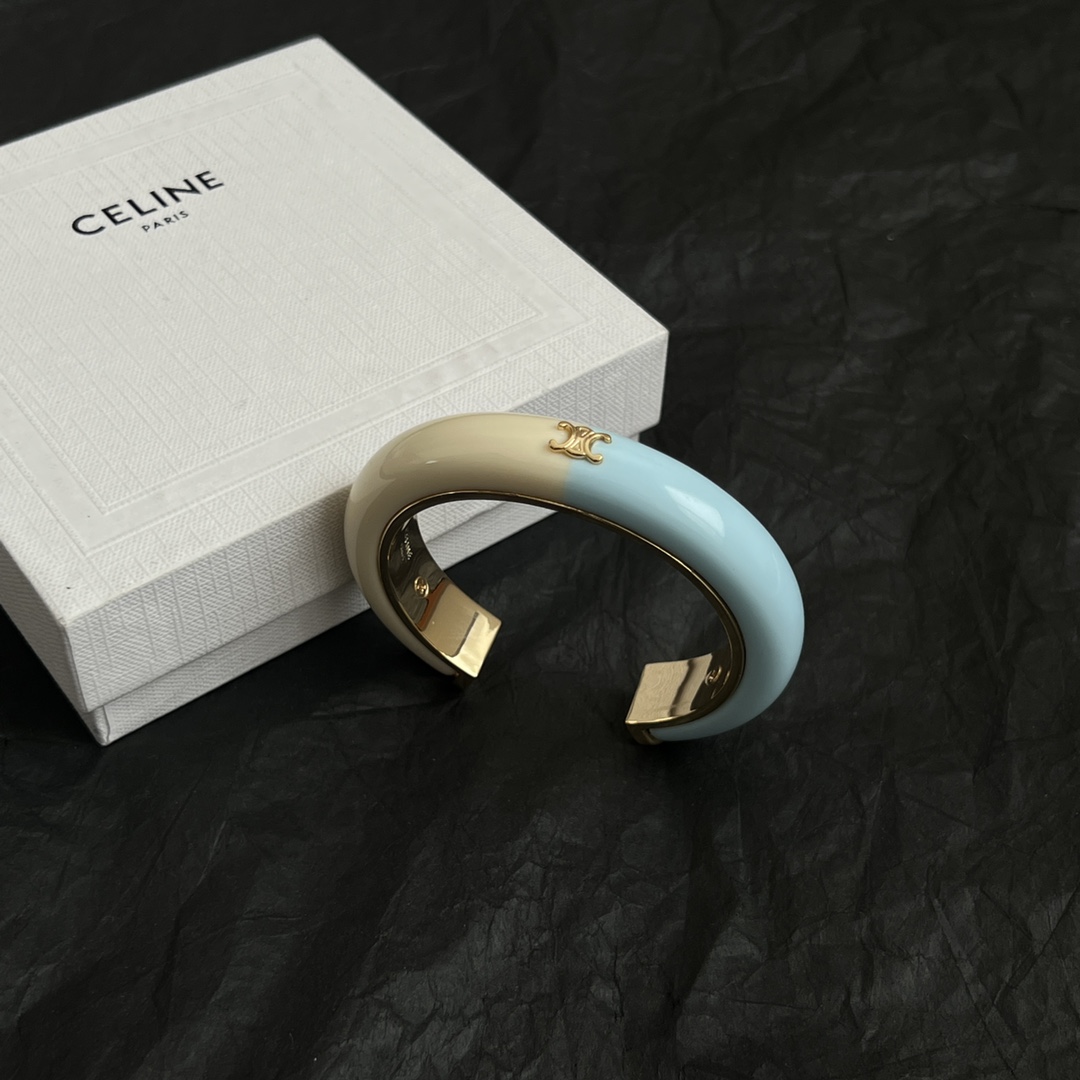 【】Celine 赛琳 手镯 一直是简约时尚界的标杆大胆的设计 百看不厌▪️搭配起来更Fashion ✨