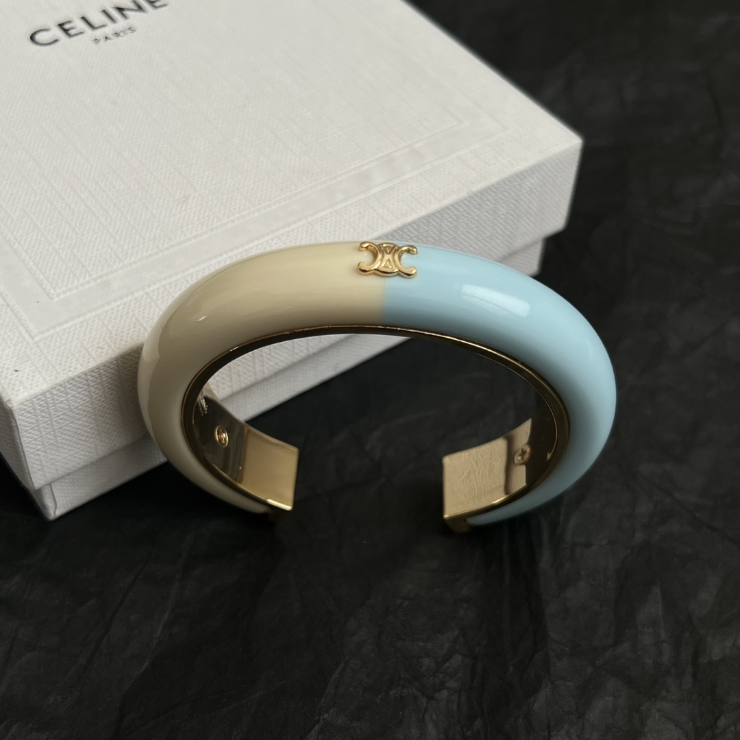 【】Celine 赛琳 手镯 一直是简约时尚界的标杆大胆的设计 百看不厌▪️搭配起来更Fashion ✨